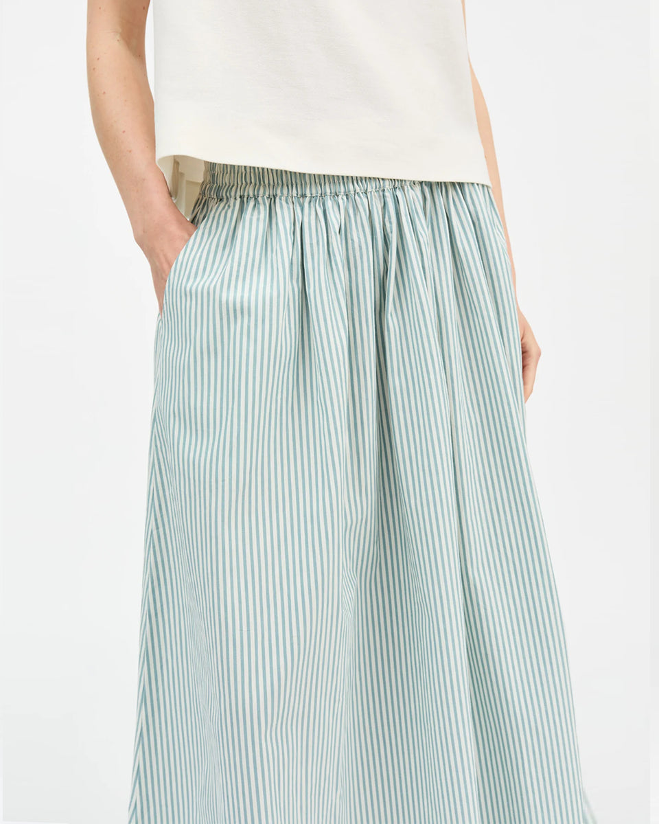 Luźna, maxi spódnica Dagny White/Aqua Stripe SKALL o trapezowym kroju, w paski. Posiada gumkę w pasie oraz kieszenie boczne. Marszczenia pod pasem nadają jej delikatnej objętości. Ma długość do kostek. Wykonana w 100% z bawełny organicznej.
-Obszerny krój
-100% bawełna organiczna
-Wybierz swój standardowy rozmiar