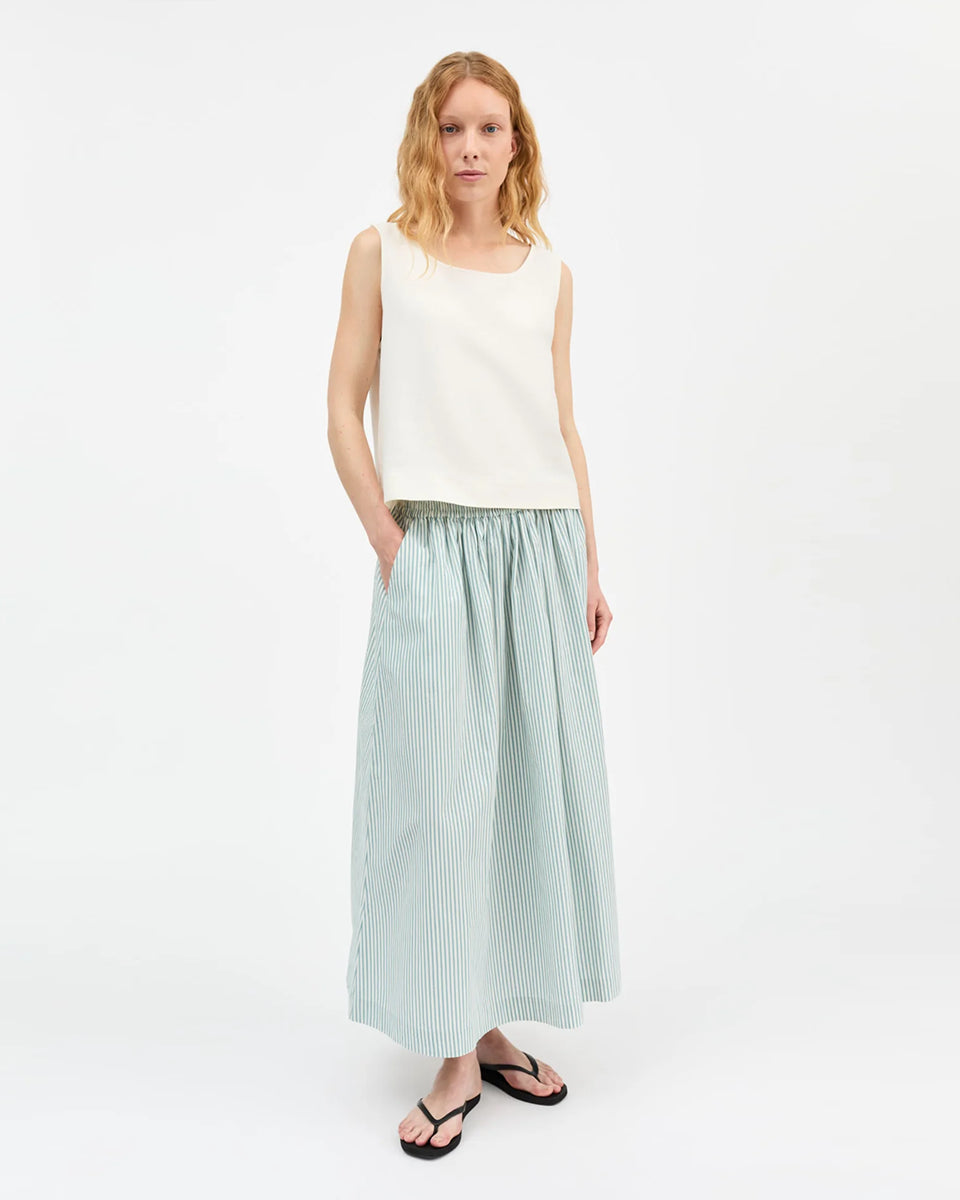 Luźna, maxi spódnica Dagny White/Aqua Stripe SKALL o trapezowym kroju, w paski. Posiada gumkę w pasie oraz kieszenie boczne. Marszczenia pod pasem nadają jej delikatnej objętości. Ma długość do kostek. Wykonana w 100% z bawełny organicznej.
-Obszerny krój
-100% bawełna organiczna
-Wybierz swój standardowy rozmiar
