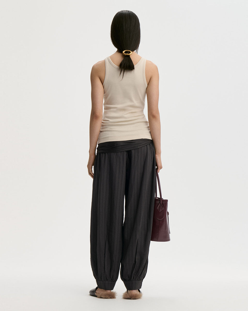 Dopasowany top Dali Oyster Gray By Malene Birger z bawełny organicznej, z głębokim dekoltem i wyhaftowanym logiem. Idealnie sprawdzi się jako baza każdej stylizacji.
-Dopasowany krój
-Głęboki dekolt
-Zamów top w swoim standardowym rozmiarze