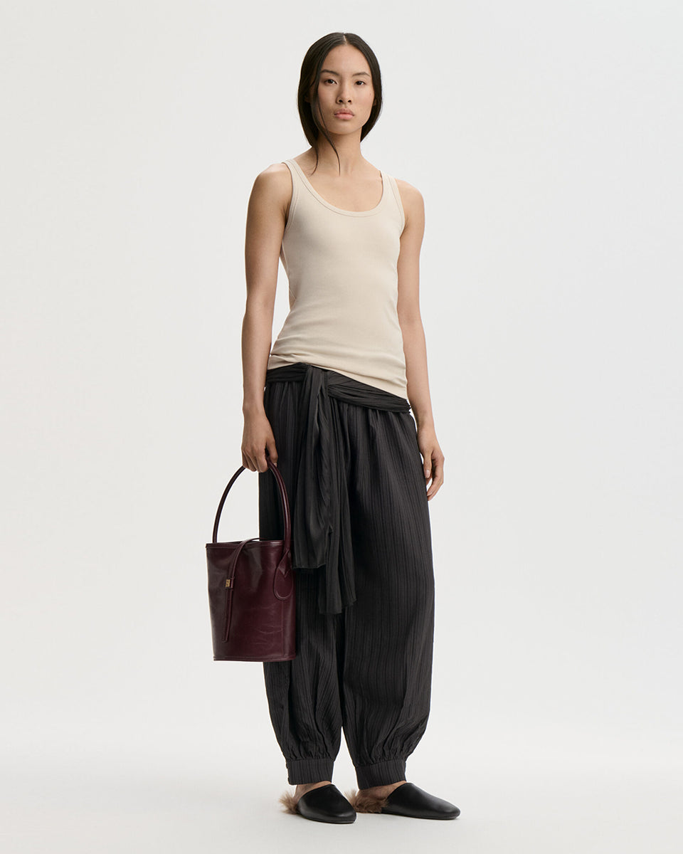 Dopasowany top Dali Oyster Gray By Malene Birger z bawełny organicznej, z głębokim dekoltem i wyhaftowanym logiem. Idealnie sprawdzi się jako baza każdej stylizacji.
-Dopasowany krój
-Głęboki dekolt
-Zamów top w swoim standardowym rozmiarze
