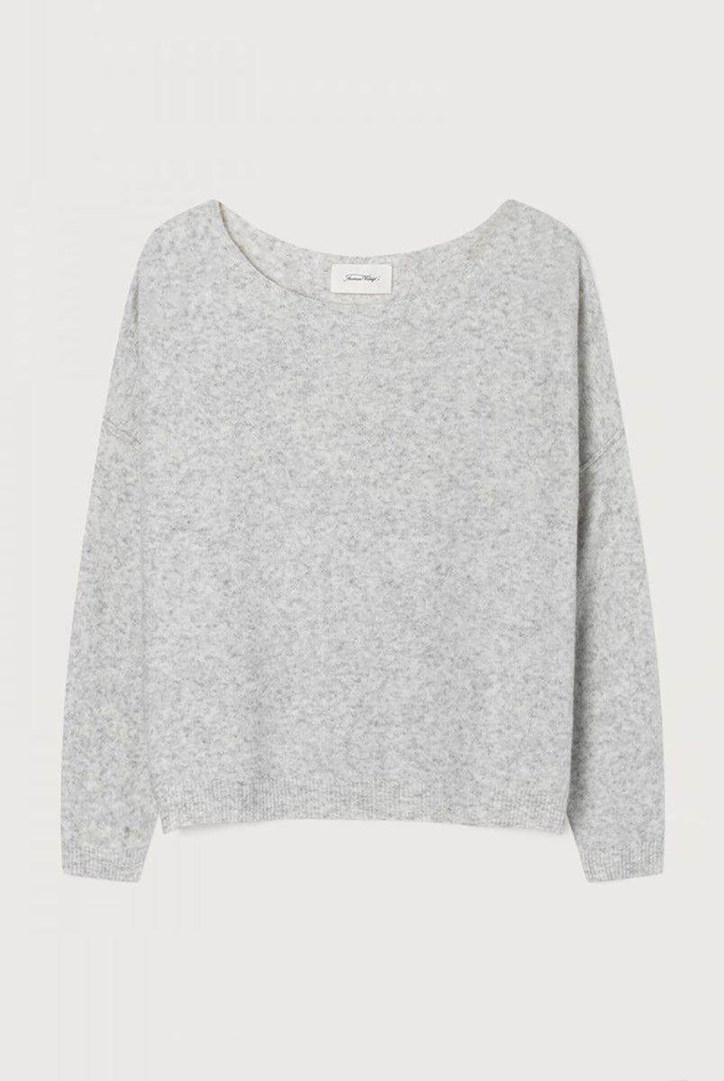 Luźny sweter DAM225 American Vintage Gris Chine w jasnoszarym melanżowym kolorze. Ma obniżoną linię ramion i szeroki, łódkowaty dekolt wykończony surowym brzegiem. Na plecach widoczne jest pionowe przeszycie biegnące przez środek. Materiał ma wyraźną, lekko ziarnistą strukturę przypominającą dzianinę o drobnym splocie. Wykonany z mieszanki z poliamidem i wełną.
-Luźny krój
-Obniżona linia ramion
-Dekolt łódka
-Zamów sweter w swoim standardowym rozmiarze