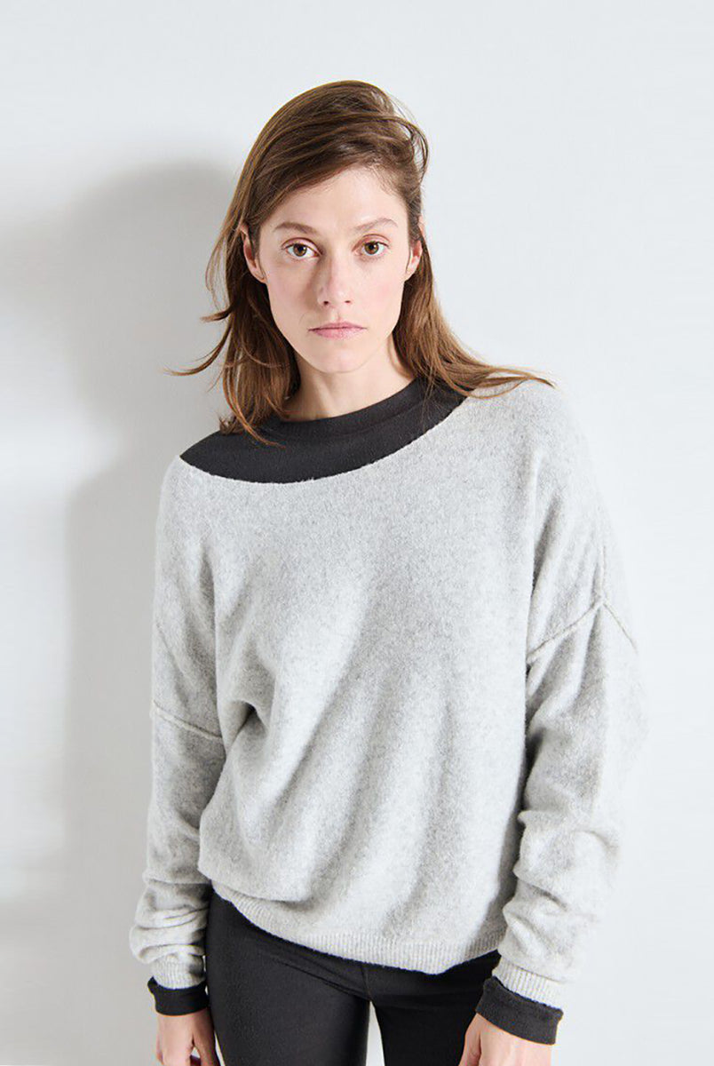 Luźny sweter DAM225 American Vintage Gris Chine w jasnoszarym melanżowym kolorze. Ma obniżoną linię ramion i szeroki, łódkowaty dekolt wykończony surowym brzegiem. Na plecach widoczne jest pionowe przeszycie biegnące przez środek. Materiał ma wyraźną, lekko ziarnistą strukturę przypominającą dzianinę o drobnym splocie. Wykonany z mieszanki z poliamidem i wełną.
-Luźny krój
-Obniżona linia ramion
-Dekolt łódka
-Zamów sweter w swoim standardowym rozmiarze