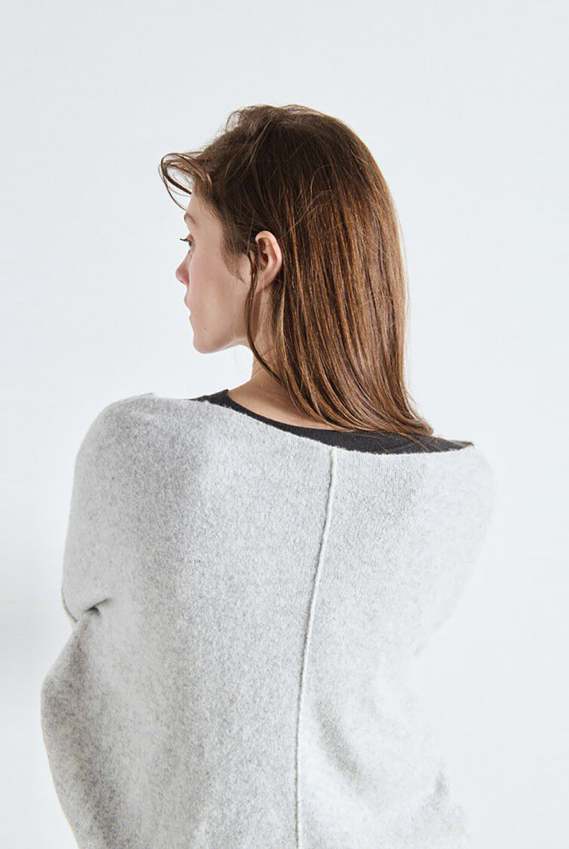Luźny sweter DAM225 American Vintage Gris Chine w jasnoszarym melanżowym kolorze. Ma obniżoną linię ramion i szeroki, łódkowaty dekolt wykończony surowym brzegiem. Na plecach widoczne jest pionowe przeszycie biegnące przez środek. Materiał ma wyraźną, lekko ziarnistą strukturę przypominającą dzianinę o drobnym splocie. Wykonany z mieszanki z poliamidem i wełną.
-Luźny krój
-Obniżona linia ramion
-Dekolt łódka
-Zamów sweter w swoim standardowym rozmiarze