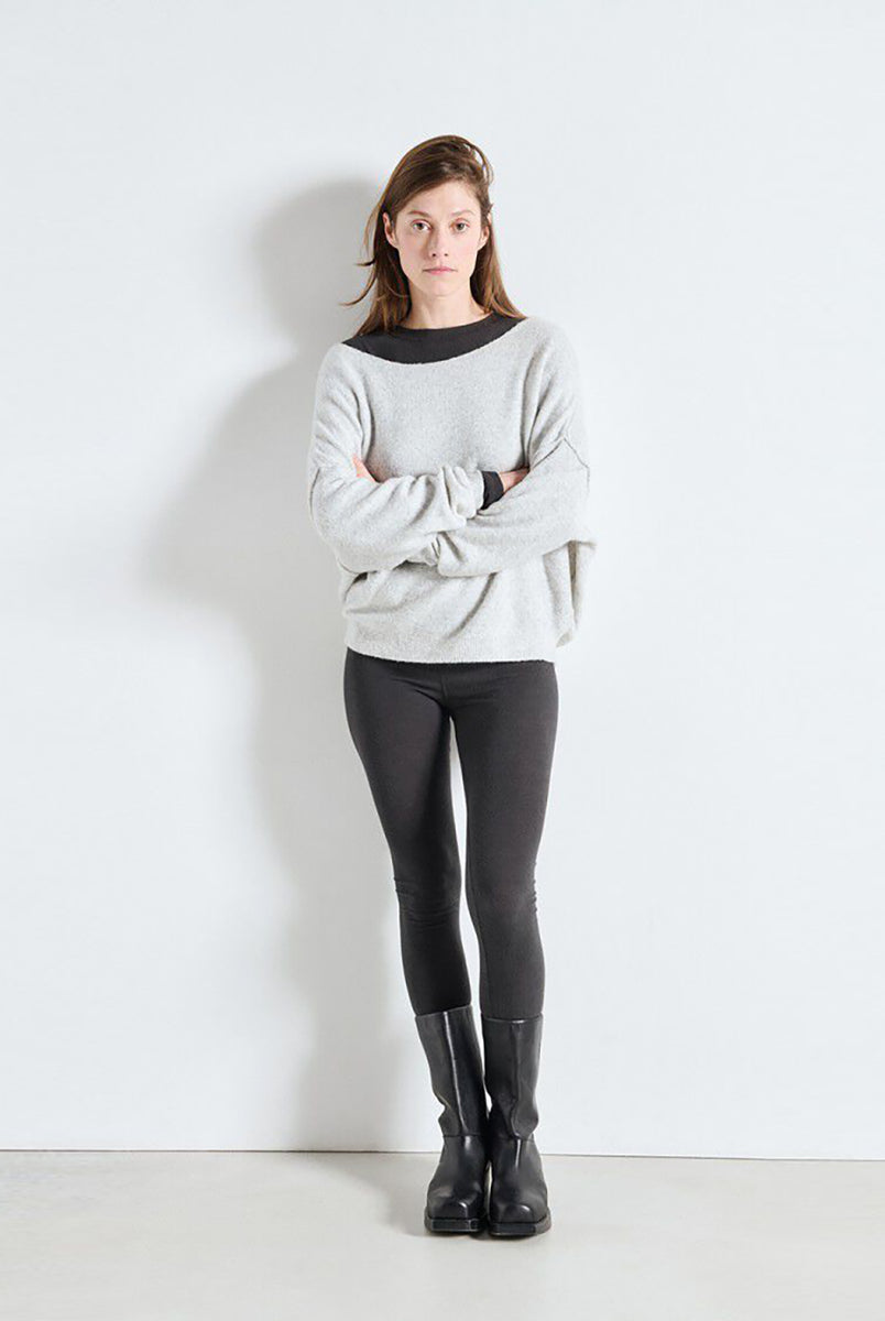 Luźny sweter DAM225 American Vintage Gris Chine w jasnoszarym melanżowym kolorze. Ma obniżoną linię ramion i szeroki, łódkowaty dekolt wykończony surowym brzegiem. Na plecach widoczne jest pionowe przeszycie biegnące przez środek. Materiał ma wyraźną, lekko ziarnistą strukturę przypominającą dzianinę o drobnym splocie. Wykonany z mieszanki z poliamidem i wełną.
-Luźny krój
-Obniżona linia ramion
-Dekolt łódka
-Zamów sweter w swoim standardowym rozmiarze