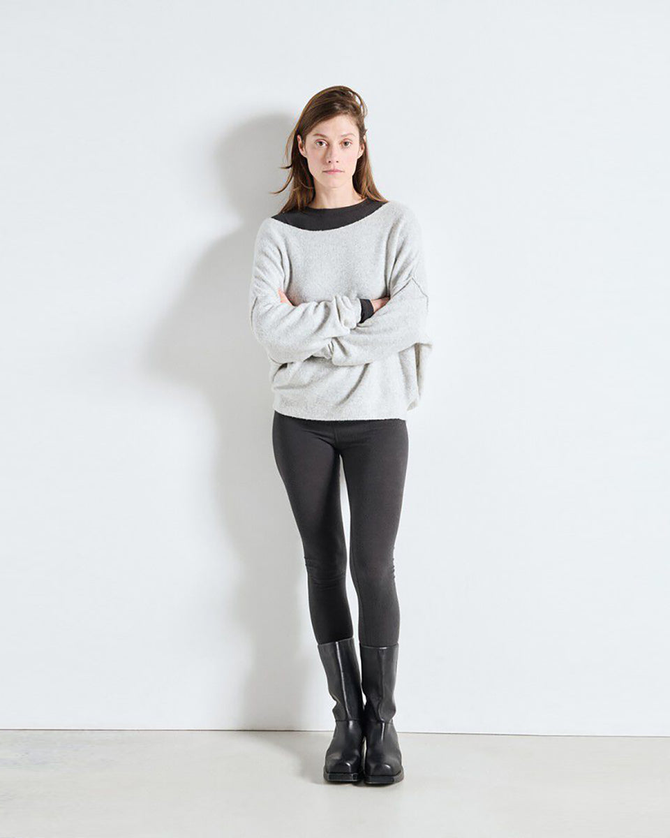 Luźny sweter DAM225 American Vintage Gris Chine w jasnoszarym melanżowym kolorze. Ma obniżoną linię ramion i szeroki, łódkowaty dekolt wykończony surowym brzegiem. Na plecach widoczne jest pionowe przeszycie biegnące przez środek. Materiał ma wyraźną, lekko ziarnistą strukturę przypominającą dzianinę o drobnym splocie. Wykonany z mieszanki z poliamidem i wełną.
-Luźny krój
-Obniżona linia ramion
-Dekolt łódka
-Zamów sweter w swoim standardowym rozmiarze