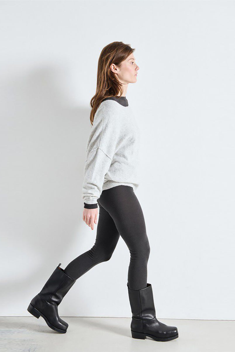 Luźny sweter DAM225 American Vintage Gris Chine w jasnoszarym melanżowym kolorze. Ma obniżoną linię ramion i szeroki, łódkowaty dekolt wykończony surowym brzegiem. Na plecach widoczne jest pionowe przeszycie biegnące przez środek. Materiał ma wyraźną, lekko ziarnistą strukturę przypominającą dzianinę o drobnym splocie. Wykonany z mieszanki z poliamidem i wełną.
-Luźny krój
-Obniżona linia ramion
-Dekolt łódka
-Zamów sweter w swoim standardowym rozmiarze