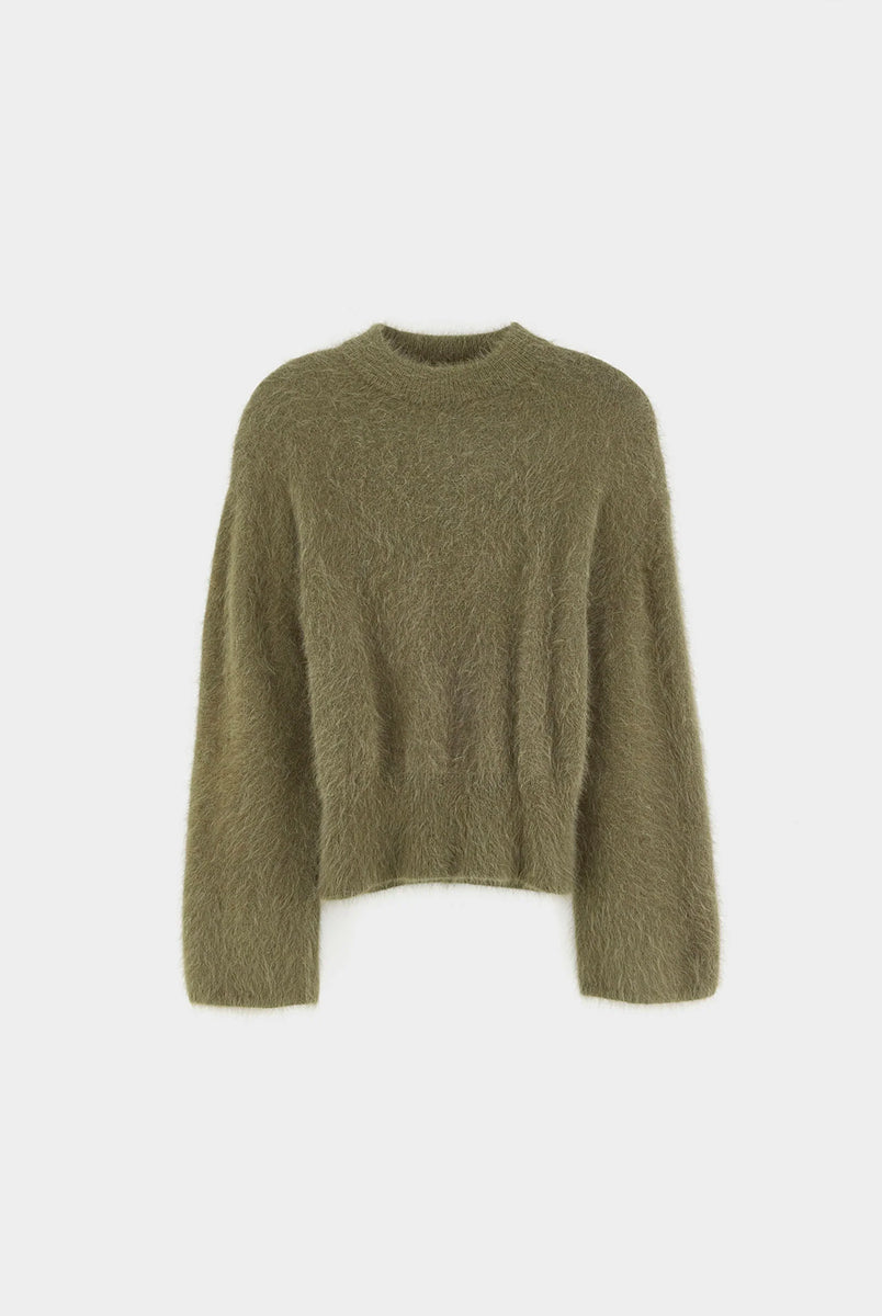 Miękki sweter z dzianiny Dateko Dusty Olive marki Bellerose z okrągłym dekoltem i długimi, prostymi rękawami. Zakończony ściągaczami. Wykonany z mieszanki z dodatkiem angory w kolorze oliwkowej zieleni.
-Luźny fason: zapewnia więcej swobody i komfortu w okolicach klatki piersiowej i ramion
-Miękka dzianina z angorą