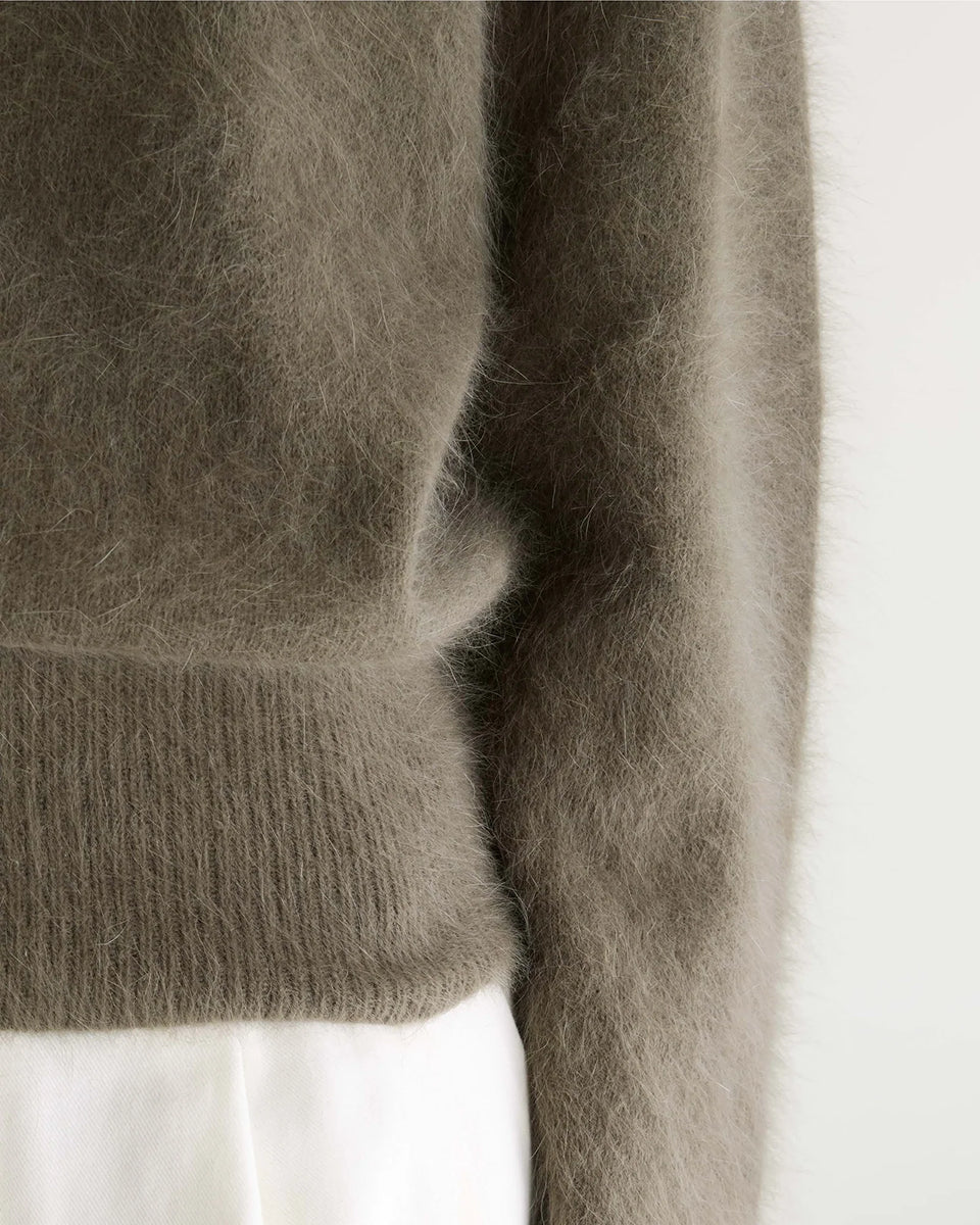 Miękki sweter z dzianiny Dateko Dusty Olive marki Bellerose z okrągłym dekoltem i długimi, prostymi rękawami. Zakończony ściągaczami. Wykonany z mieszanki z dodatkiem angory w kolorze oliwkowej zieleni.
-Luźny fason: zapewnia więcej swobody i komfortu w okolicach klatki piersiowej i ramion
-Miękka dzianina z angorą
