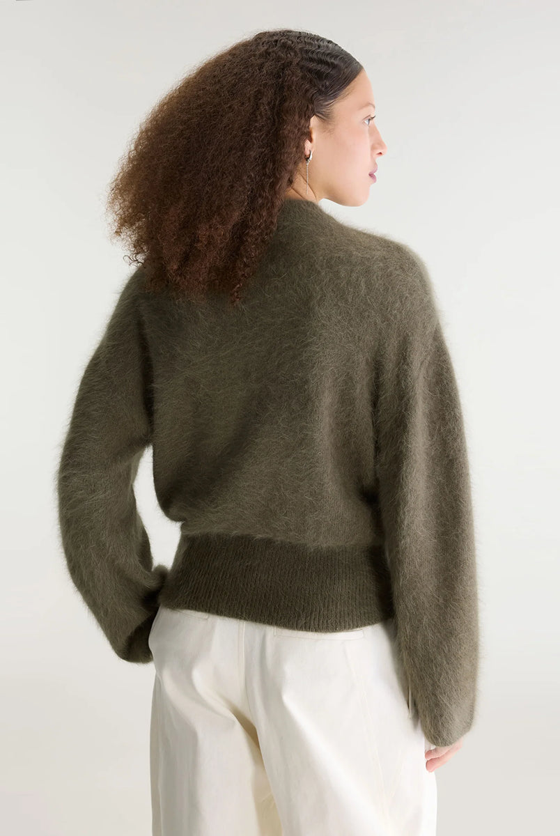 Miękki sweter z dzianiny Dateko Dusty Olive marki Bellerose z okrągłym dekoltem i długimi, prostymi rękawami. Zakończony ściągaczami. Wykonany z mieszanki z dodatkiem angory w kolorze oliwkowej zieleni.
-Luźny fason: zapewnia więcej swobody i komfortu w okolicach klatki piersiowej i ramion
-Miękka dzianina z angorą