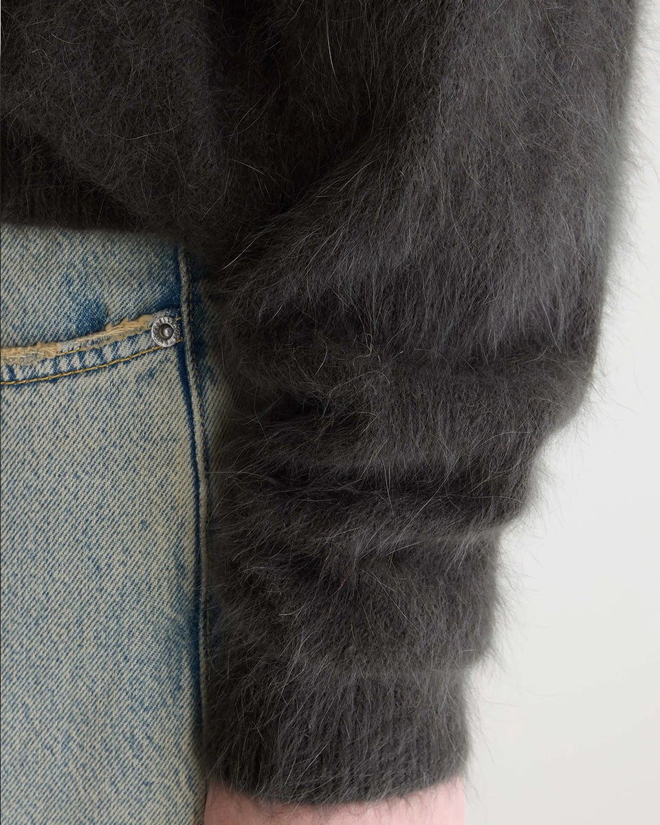 Klasyczny, szary, pudełkowy sweter Datus Bellerose z okrągłym dekoltem i opadającymi ramionami. Wykończony ściągaczami. Wykonany z bardzo miłej w dotyku i puchatej dzianiny z angorą. Pasuje do wszystkiego - ulubionych jeansów, klasycznych cygaretek, zwiewnej, jedwabnej spódnicy.
-Luźny fason
-Miękka dzianina z angorą
-Lekko oversizowy model. Jeśli chcesz uzyskać luźny efekt jak na modelce zamów sweter w swoim standardowym rozmiarze. Jeśli chcesz żeby był nieco bardziej dopasowany - kup go w mniejsz