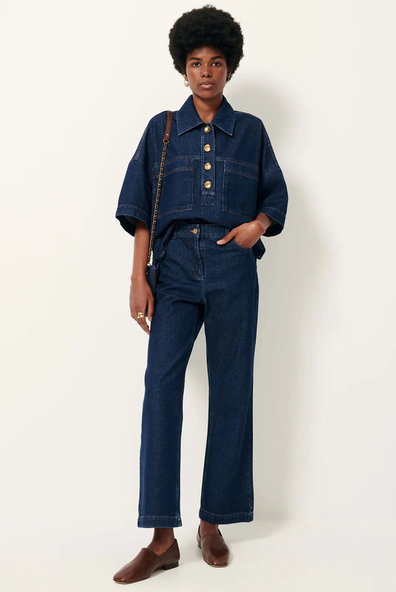 Proste Jeansy Davis Bluenim ze średnim stanem i prostymi, lekko rozszerzanymi nogawkami do kostek. Zapięcie na guziki i ukryty zamek błyskawiczny. Jeansy posiadają kieszenie z przodu oraz z tyłu i wytłoczoną, skórzaną naszywkę z logo marki.