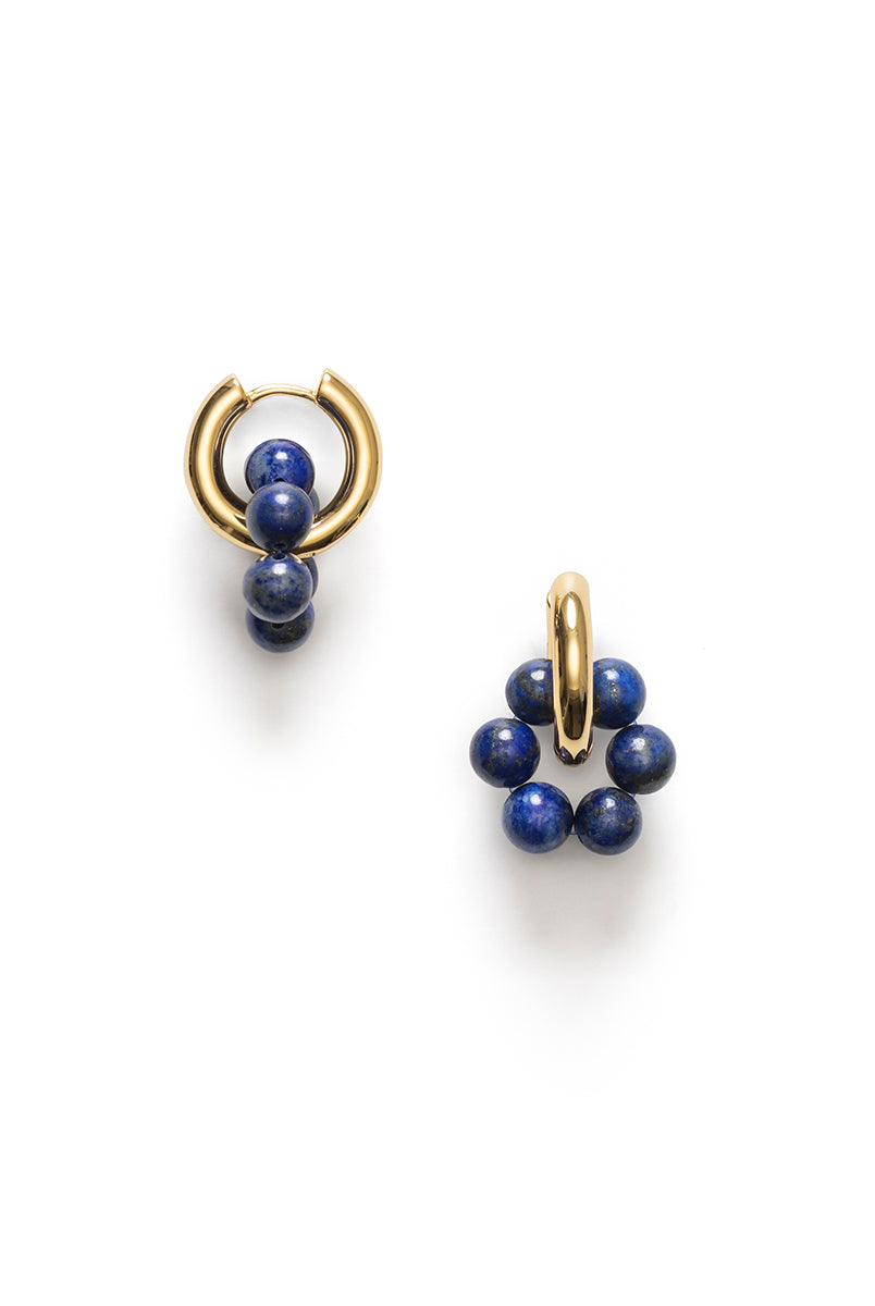 Okrągłe kolczyki Deep Blue Hoops Anni Lu wykonane z pozłacanego mosiądzu oraz lapis lazuri. Idealne zarówno na plażę jak i na eleganckie, wieczorne przyjęcie.
Kolczyki nie podlegają zwrotom ani wymianom ze względów higienicznych