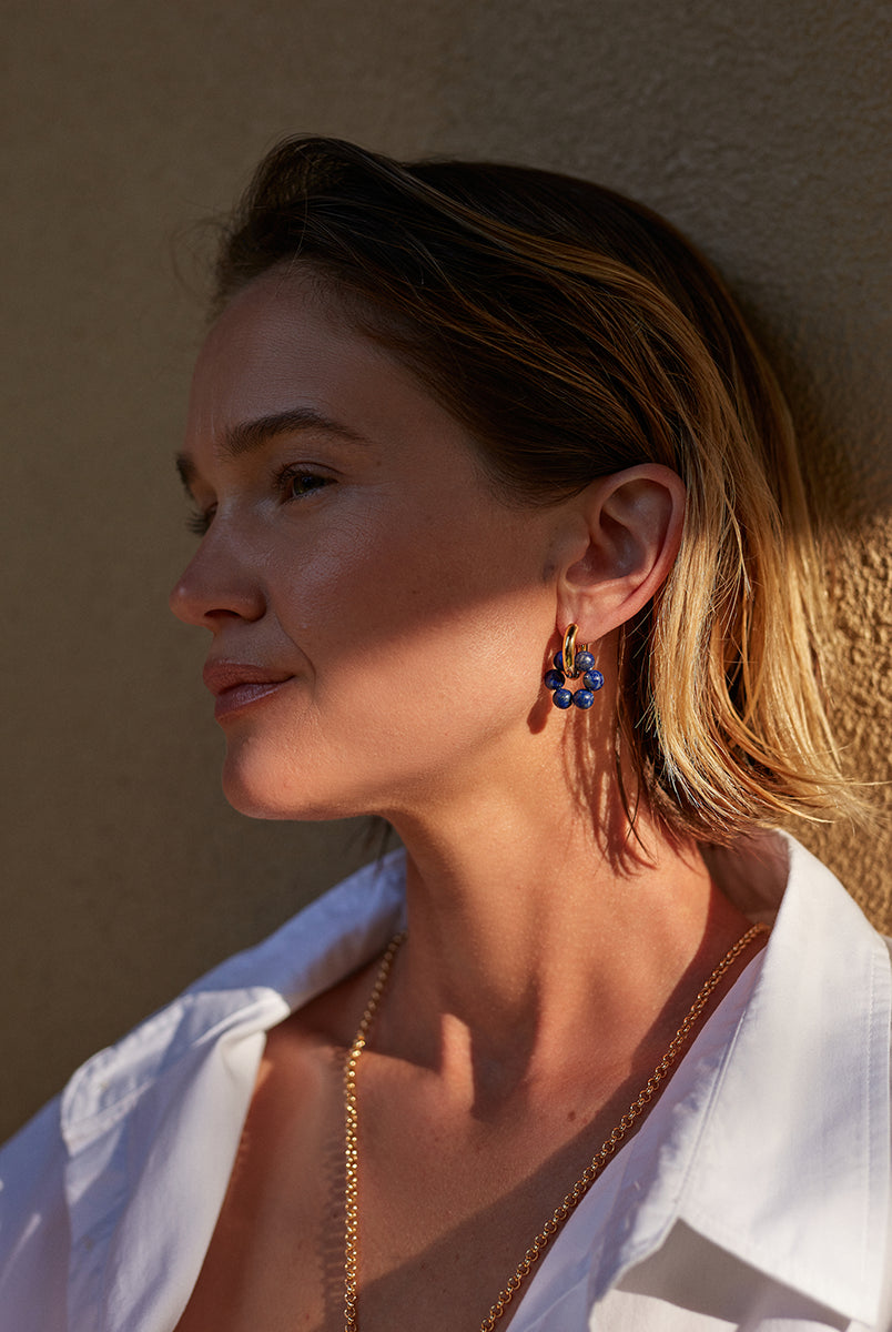 Okrągłe kolczyki Deep Blue Hoops Anni Lu wykonane z pozłacanego mosiądzu oraz lapis lazuri. Idealne zarówno na plażę jak i na eleganckie, wieczorne przyjęcie.
Kolczyki nie podlegają zwrotom ani wymianom ze względów higienicznych