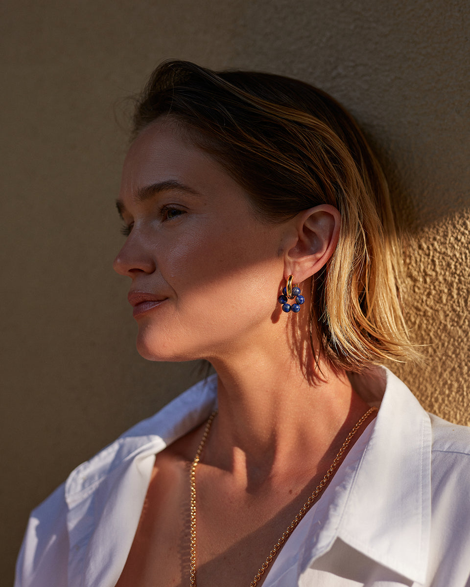 Okrągłe kolczyki Deep Blue Hoops Anni Lu wykonane z pozłacanego mosiądzu oraz lapis lazuri. Idealne zarówno na plażę jak i na eleganckie, wieczorne przyjęcie.
Kolczyki nie podlegają zwrotom ani wymianom ze względów higienicznych