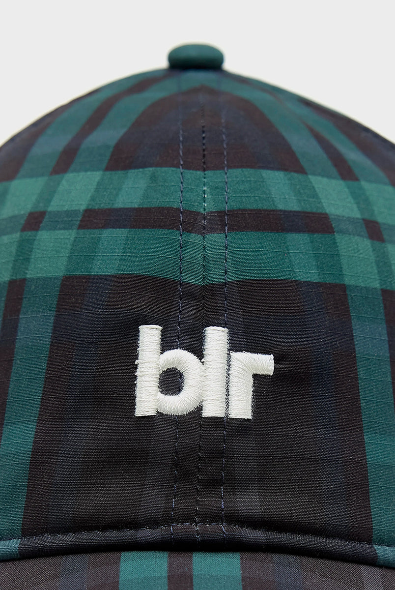 Klasyczna czapka bejsbolówka Delcro Plaid marki BELLEROSE w czarno-granatowo-zieloną kratę, z haftowanym logo marki i regulowanym paskiem na rzep. 