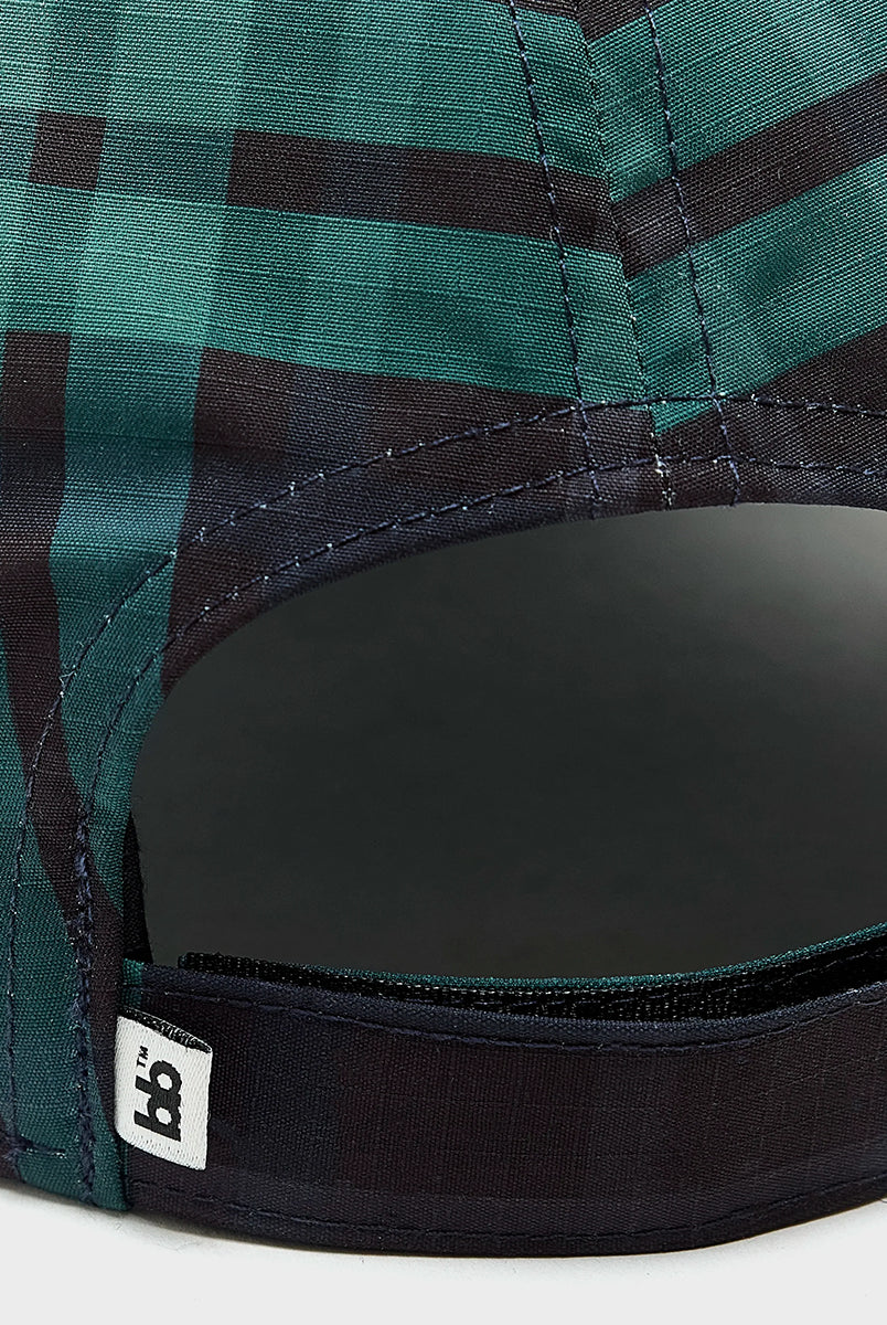 Klasyczna czapka bejsbolówka Delcro Plaid marki BELLEROSE w czarno-granatowo-zieloną kratę, z haftowanym logo marki i regulowanym paskiem na rzep. 