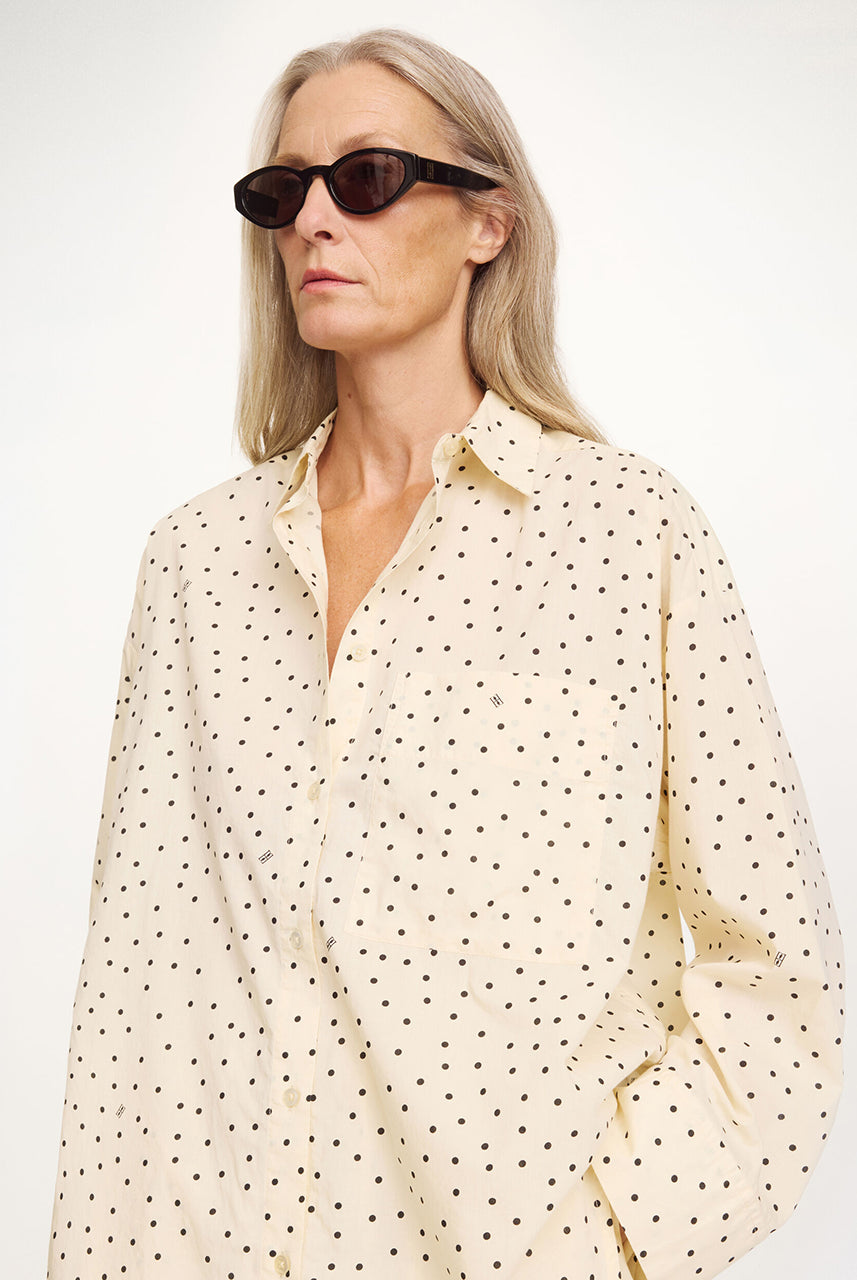 Oversizowa, klasyczna koszula w delikatne groszki Polka Dots Derris By Malene Birger o prostym kroju. Posiada kołnierzyk i dużą kieszeń na lewej piersi. Zapinana na guziki. Wykonana z bawełny organicznej. To ponadczasowy i ponadsezonowy fason. Idealna do pracy i na co dzień.
-Fason oversize
-100% bawełna organiczna
-Zamów swój normalny rozmiar. Jeśli chcesz żeby koszula była nieco bardziej przylegająca zamów ją w mniejszym rozmiarze