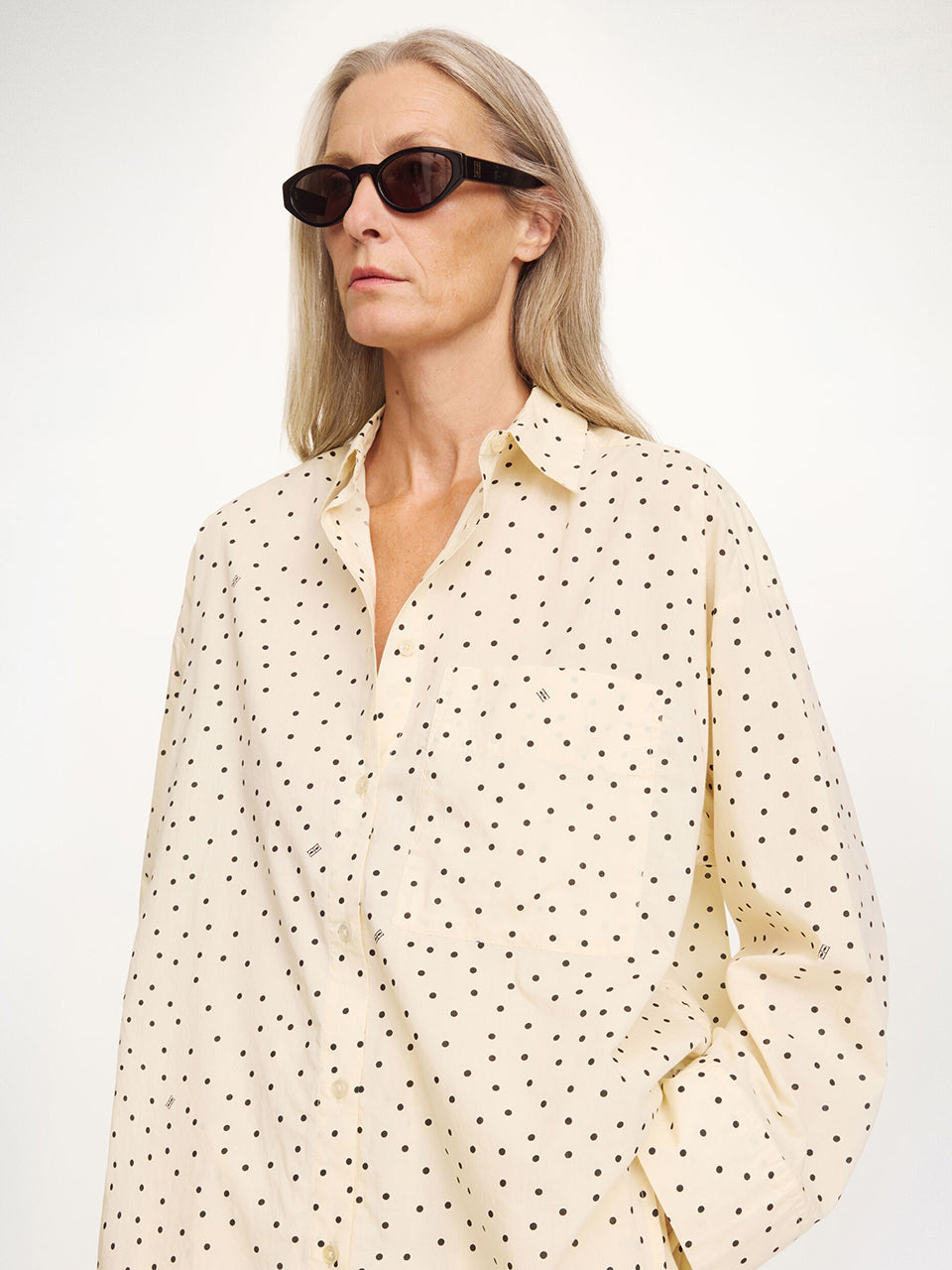 Oversizowa, klasyczna koszula w delikatne groszki Polka Dots Derris By Malene Birger o prostym kroju. Posiada kołnierzyk i dużą kieszeń na lewej piersi. Zapinana na guziki. Wykonana z bawełny organicznej. To ponadczasowy i ponadsezonowy fason. Idealna do pracy i na co dzień.
-Fason oversize
-100% bawełna organiczna
-Zamów swój normalny rozmiar. Jeśli chcesz żeby koszula była nieco bardziej przylegająca zamów ją w mniejszym rozmiarze