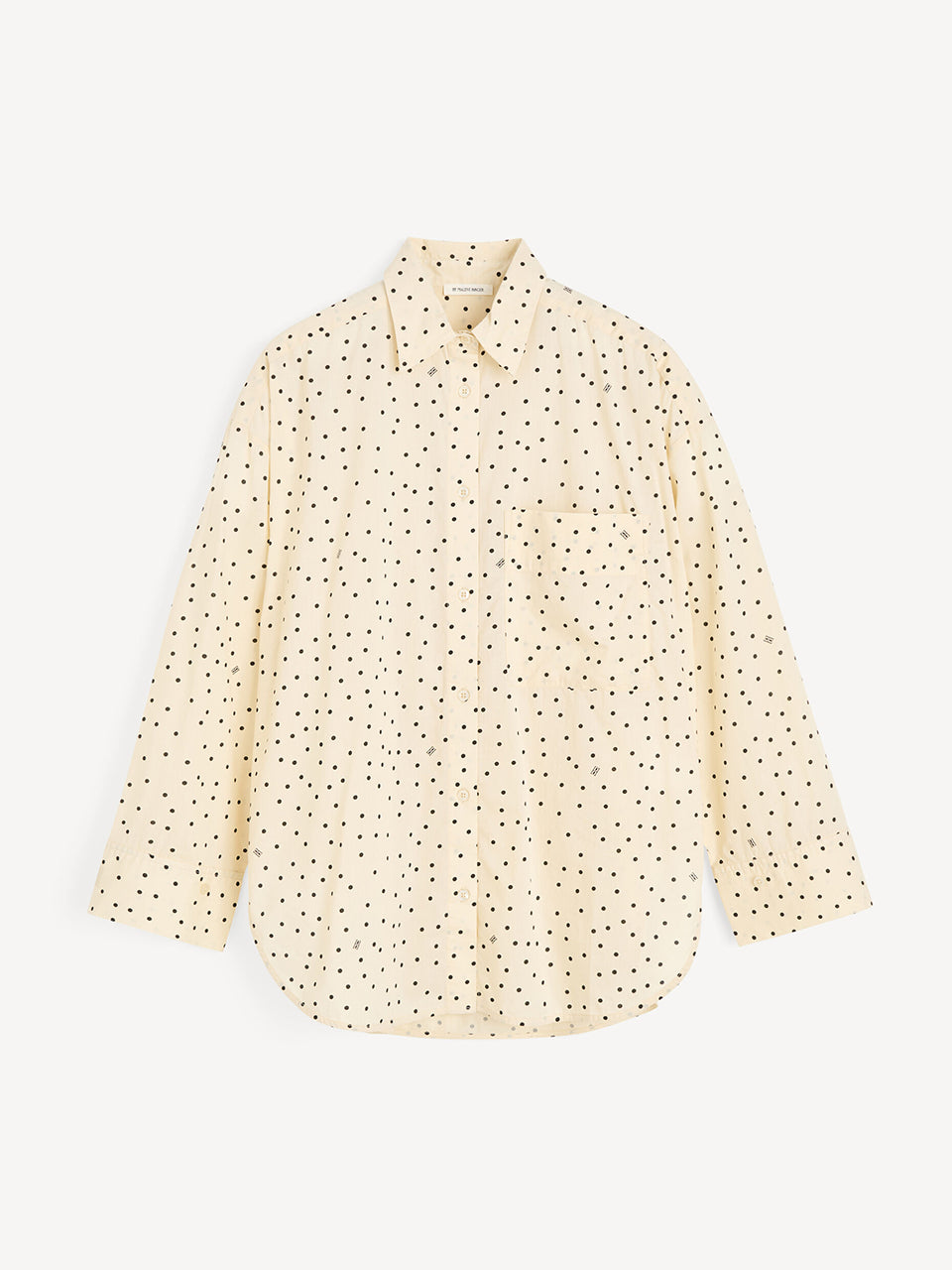 Oversizowa, klasyczna koszula w delikatne groszki Polka Dots Derris By Malene Birger o prostym kroju. Posiada kołnierzyk i dużą kieszeń na lewej piersi. Zapinana na guziki. Wykonana z bawełny organicznej. To ponadczasowy i ponadsezonowy fason. Idealna do pracy i na co dzień.
-Fason oversize
-100% bawełna organiczna
-Zamów swój normalny rozmiar. Jeśli chcesz żeby koszula była nieco bardziej przylegająca zamów ją w mniejszym rozmiarze