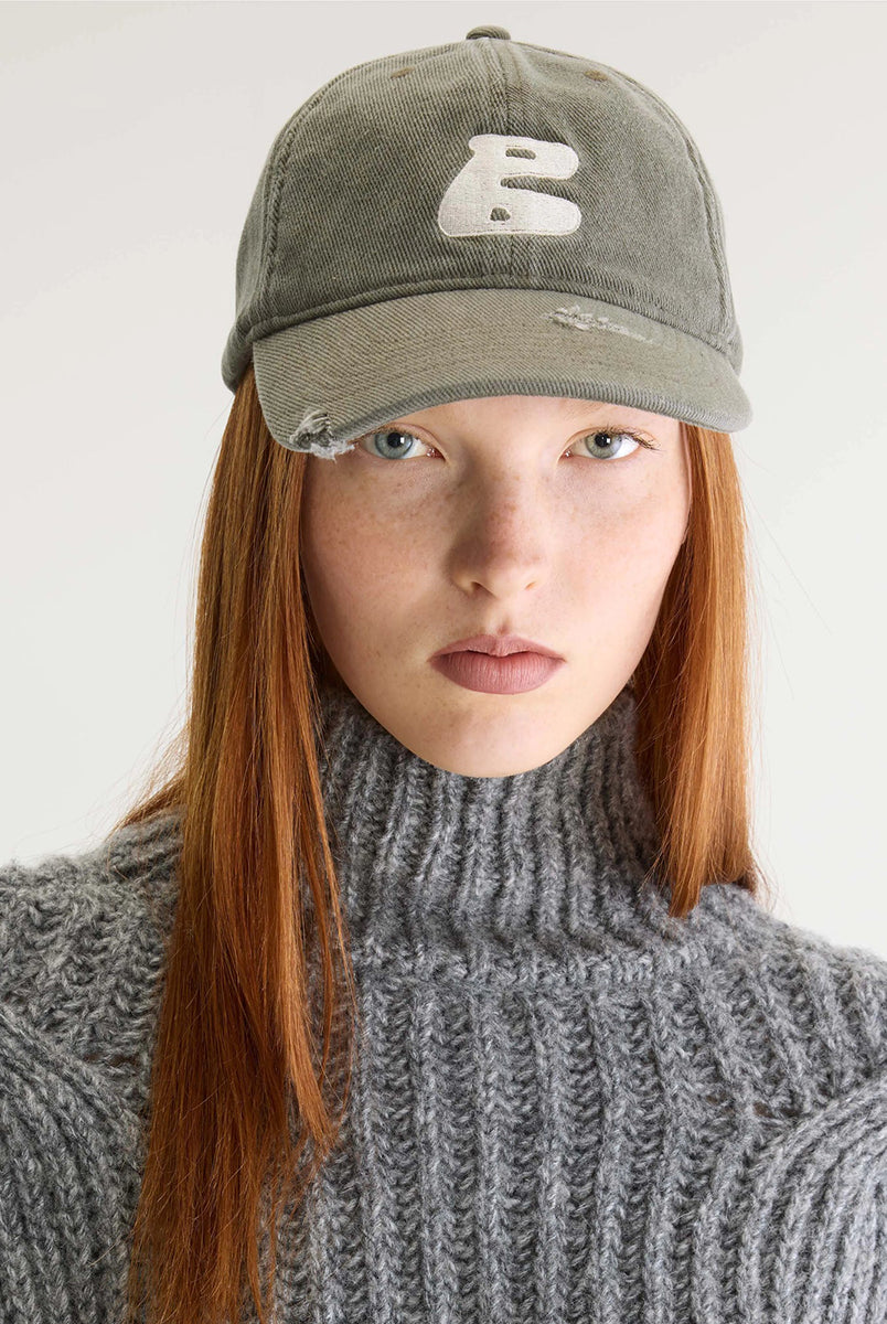 Szary sweter z golfem Deteo Mid Grey marki Bellerose o kroju oversize. Wykonany ściegiem typu "full cardigan", wyróżnia się bardzo grubym splotem ściągaczowym oraz dużymi wzorami warkoczowymi korpusie i rękawach.
-Krój oversize: celowo powiększony fason zapewniający obszerną, luźną sylwetkę
-Golf
-Warkoczowy splot 