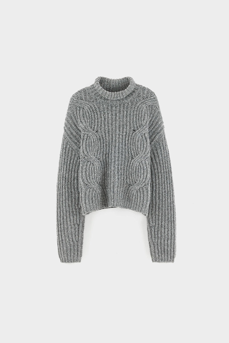 Szary sweter z golfem Deteo Mid Grey marki Bellerose o kroju oversize. Wykonany ściegiem typu "full cardigan", wyróżnia się bardzo grubym splotem ściągaczowym oraz dużymi wzorami warkoczowymi korpusie i rękawach.
-Krój oversize: celowo powiększony fason zapewniający obszerną, luźną sylwetkę
-Golf
-Warkoczowy splot 
