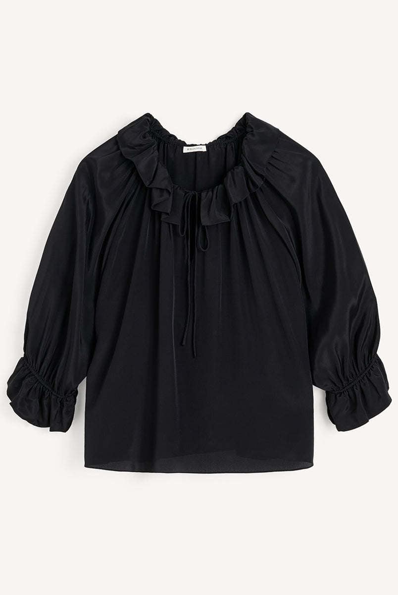 Oversizowa, lekka bluzka Dicte Black By Malene Birger z szerokimi rękawami 7/8, które zakończone są efektowną falbaną oraz ściągaczem, co tworzy delikatny efekt "bombki". Posiada kołnierz ze stójką z gęstym marszczeniem i falbaną. Dekolt jest rozcięty i posiada troczki, które można związać lub pozostawić luźno. Dół wykończony na prosto pozwala nosić bluzkę zarówno wypuszczoną, jak i luźno wpuszczoną w spodnie.
-Zamów w swoim standardowym rozmiarze