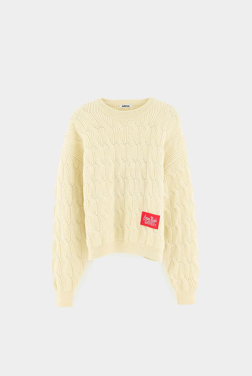 Sweter o luźnym kroju i okrągłym dekolcie Dole Ivory marki Bellerose wykonany z dzianiny w kolorze ecru o splocie ściągaczowym z motywem warkoczowym. Wyróżnia się obszerną górną częścią, zwężanym dołem, krótszym, dwuwarstwowym wykończeniem dekoltu oraz zewnętrzną naszywką.
-Luźny krój: zapewnia więcej swobody i komfortu w obrębie klatki piersiowej oraz ramion
-Splot ściągaczowy 1x1 z motywem warkoczowym
-Zwężany dół