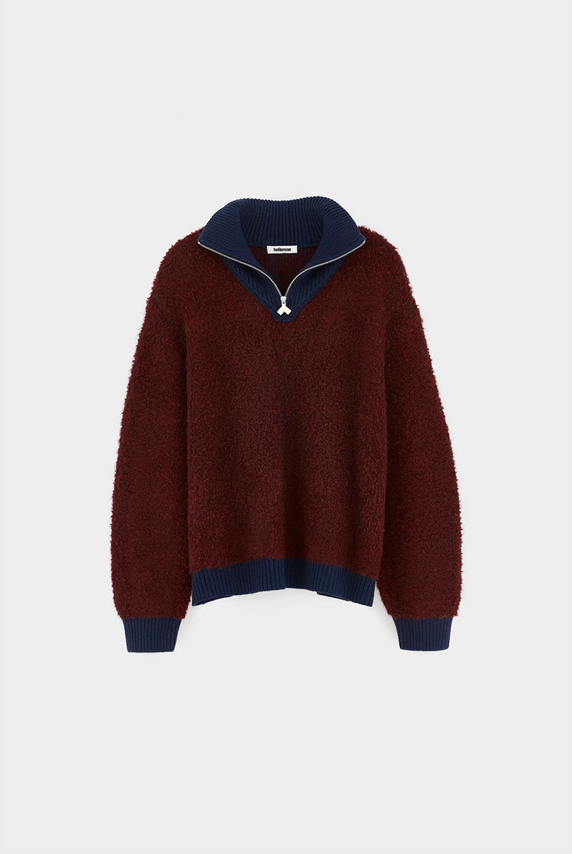Sweter o klasycznym kroju z bordowej przędzy typu boucle Dooh Wine marki Bellerose wykonany splotem żakardowym imitującym fakturę ręcznika. Wyróżnia się kontrastowym, granatowym, podwójnym golfem z wełny merino, zapinanym na zamek błyskawiczny z uchwytem ozdobionym logo w kształcie serca.
-Krój regularny: zrównoważony fason, który podąża za naturalnymi liniami sylwetki
-Dwuwarstwowy golf zapinany na zamek
-Wyjątkowa przędza i splot żakardowy o fakturze ręcznika 