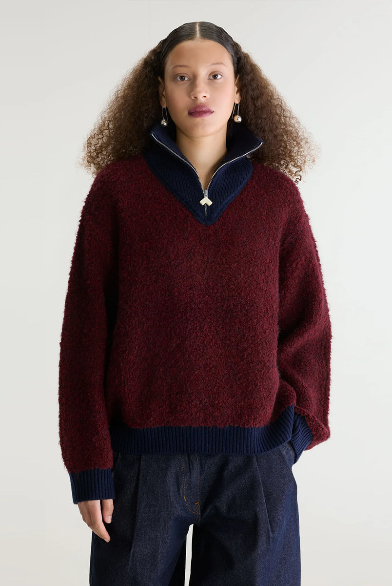 Sweter o klasycznym kroju z bordowej przędzy typu boucle Dooh Wine marki Bellerose wykonany splotem żakardowym imitującym fakturę ręcznika. Wyróżnia się kontrastowym, granatowym, podwójnym golfem z wełny merino, zapinanym na zamek błyskawiczny z uchwytem ozdobionym logo w kształcie serca.
-Krój regularny: zrównoważony fason, który podąża za naturalnymi liniami sylwetki
-Dwuwarstwowy golf zapinany na zamek
-Wyjątkowa przędza i splot żakardowy o fakturze ręcznika 