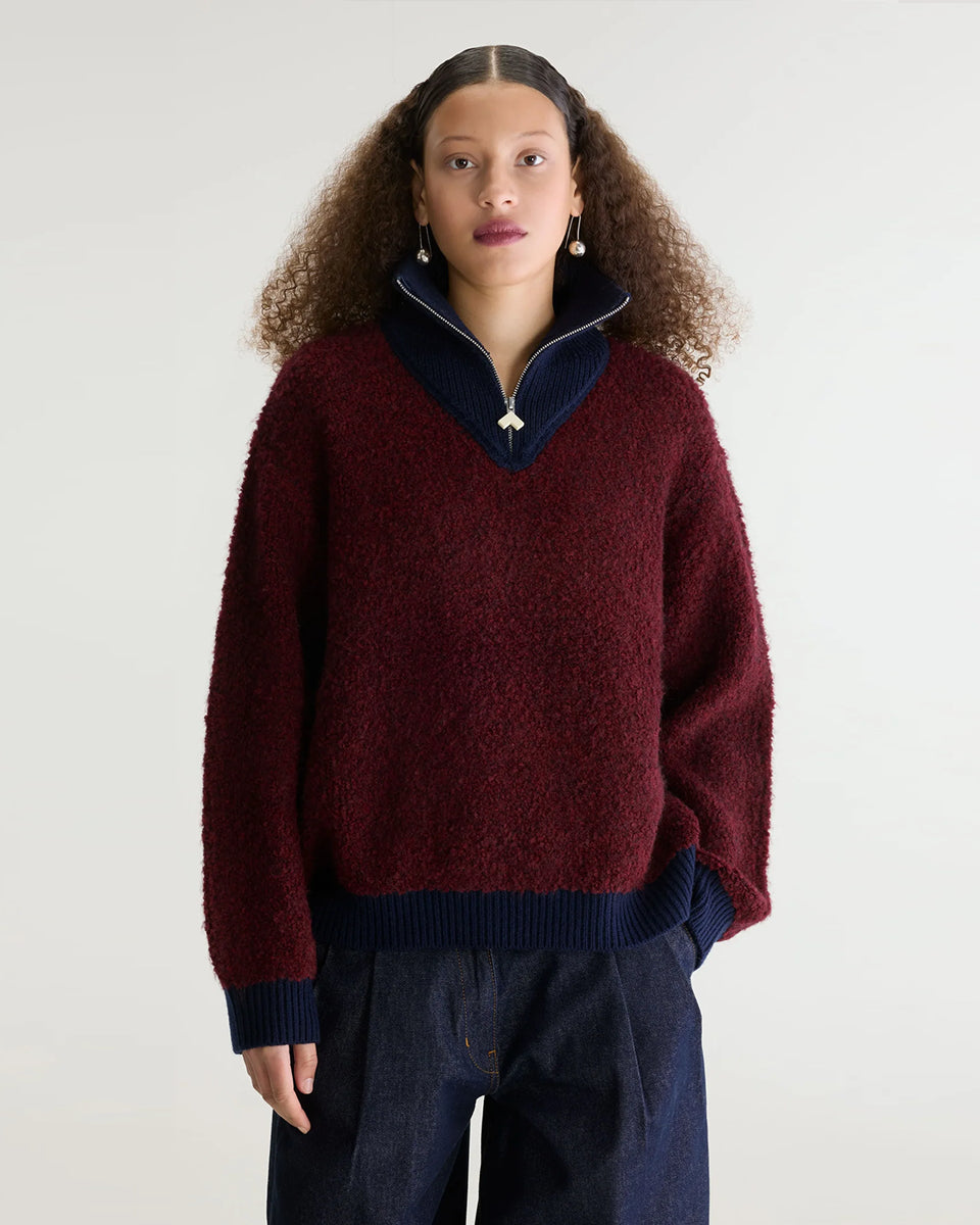 Sweter o klasycznym kroju z bordowej przędzy typu boucle Dooh Wine marki Bellerose wykonany splotem żakardowym imitującym fakturę ręcznika. Wyróżnia się kontrastowym, granatowym, podwójnym golfem z wełny merino, zapinanym na zamek błyskawiczny z uchwytem ozdobionym logo w kształcie serca.
-Krój regularny: zrównoważony fason, który podąża za naturalnymi liniami sylwetki
-Dwuwarstwowy golf zapinany na zamek
-Wyjątkowa przędza i splot żakardowy o fakturze ręcznika 