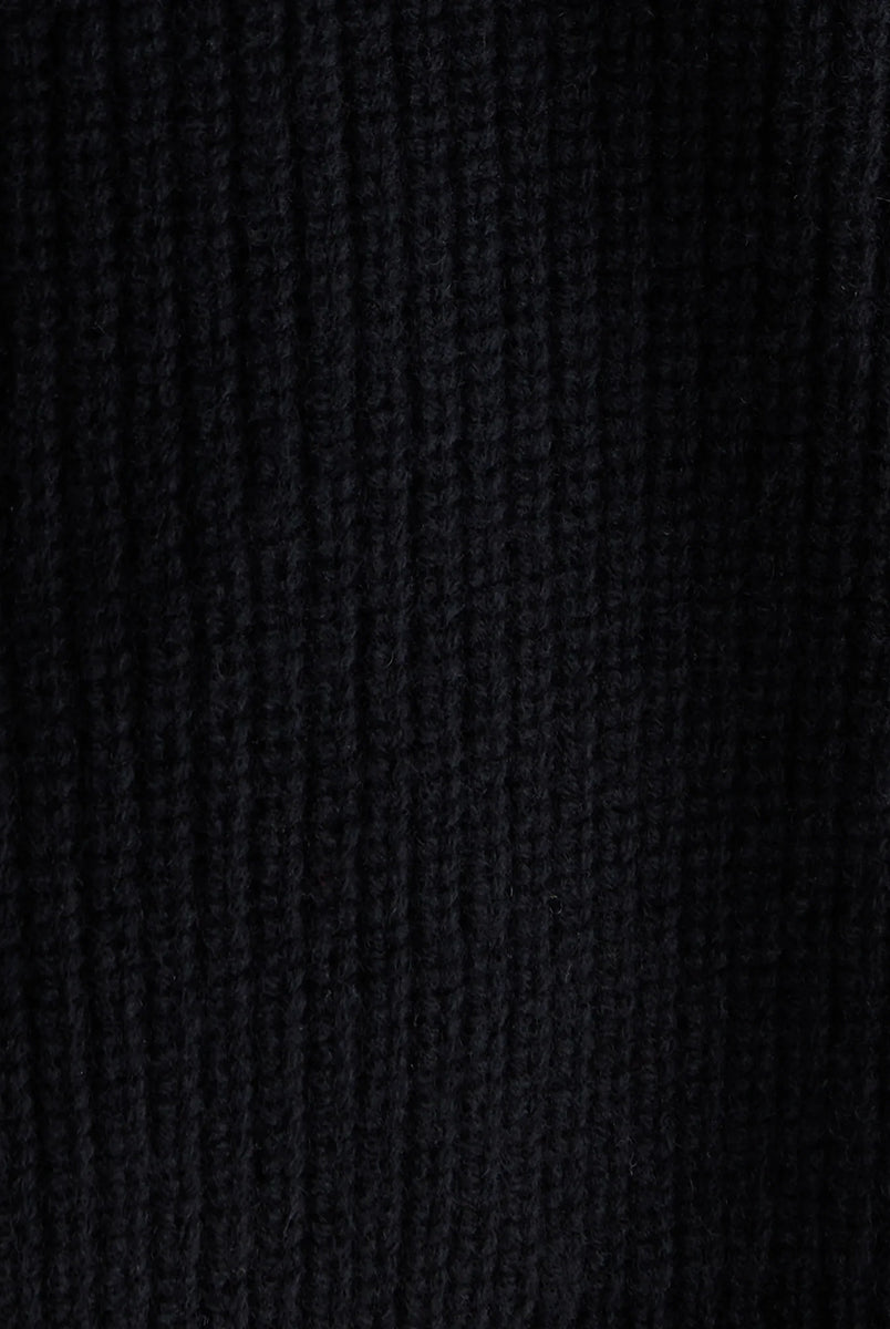 Luźny, krótki sweter z okrągłym dekoltem Dorou Black marki Bellerose wykonany z czarnej wełny merino, o średniej grubości dzianiny z panelami strukturalnymi. Posiada długie rękawy oraz ściągacze na mankietach i u dołu.
-Luźny krój: celowo powiększony, aby uzyskać obszerny wygląd.
-Krótszy fason