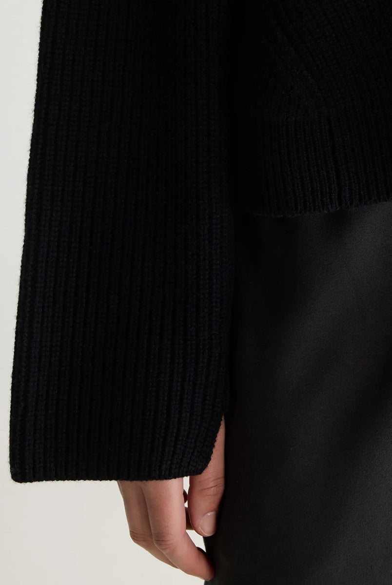 Luźny, krótki sweter z okrągłym dekoltem Dorou Black marki Bellerose wykonany z czarnej wełny merino, o średniej grubości dzianiny z panelami strukturalnymi. Posiada długie rękawy oraz ściągacze na mankietach i u dołu.
-Luźny krój: celowo powiększony, aby uzyskać obszerny wygląd.
-Krótszy fason