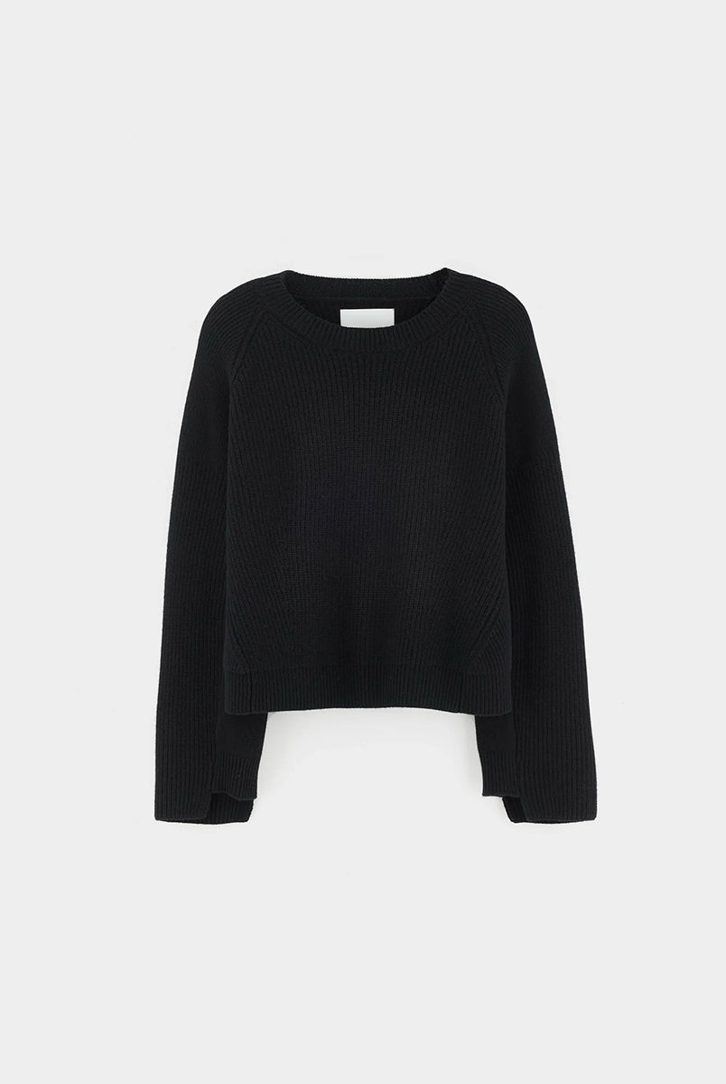 Luźny, krótki sweter z okrągłym dekoltem Dorou Black marki Bellerose wykonany z czarnej wełny merino, o średniej grubości dzianiny z panelami strukturalnymi. Posiada długie rękawy oraz ściągacze na mankietach i u dołu.
-Luźny krój: celowo powiększony, aby uzyskać obszerny wygląd.
-Krótszy fason