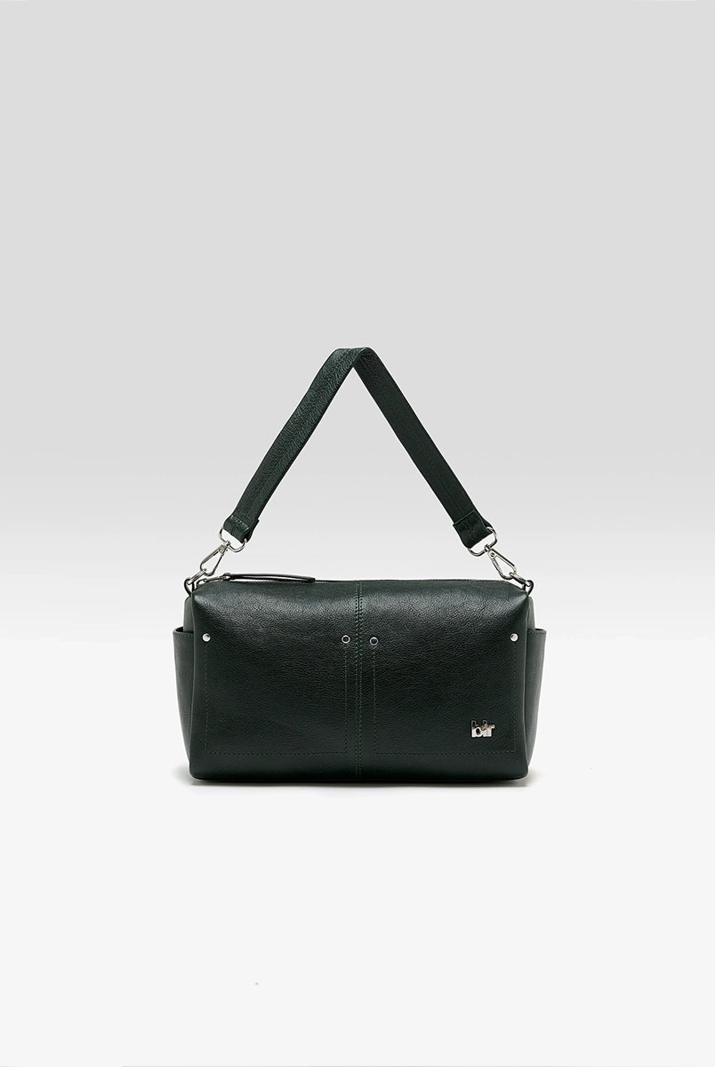 Torebka typu crossbody Duol Bottle Green marki BELLEROSE z teksturowanej, butelkowo-zielonej skóry koziej. Posiada regulowany, odpinany, beżowy pasek bawełniany oraz krótki, skórzany uchwyt. Zapinana na zamek błyskawiczny. Z przodu ma metalowe logo marki. Posiada wewnętrzną kieszeń główną, wewnętrzną kieszeń naszywaną oraz zewnętrzną kieszonkę boczną. 