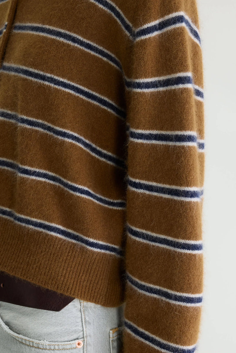 Sweter polo w paski Dussyr Polo Stripe marki Bellerose w ciepłym odcieniu camel z granatowymi i ecru pasami. Wykonany z niezwykle miękkiej przędzy z domieszką włosia jenota, o lekko puszystym wykończeniu. Ma długie rękawy i kołnierzyk typu polo z listwą guzikową. Krój regularny.
-Lekko puszysta faktura
-Kołnierzyk polo
-Zamów kardigan w swoim normalnym rozmiarze