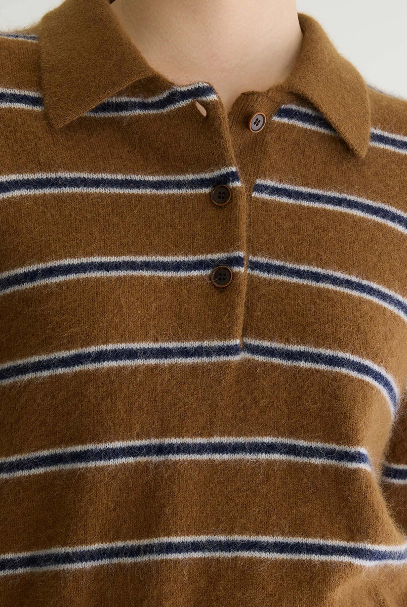 Sweter polo w paski Dussyr Polo Stripe marki Bellerose w ciepłym odcieniu camel z granatowymi i ecru pasami. Wykonany z niezwykle miękkiej przędzy z domieszką włosia jenota, o lekko puszystym wykończeniu. Ma długie rękawy i kołnierzyk typu polo z listwą guzikową. Krój regularny.
-Lekko puszysta faktura
-Kołnierzyk polo
-Zamów kardigan w swoim normalnym rozmiarze