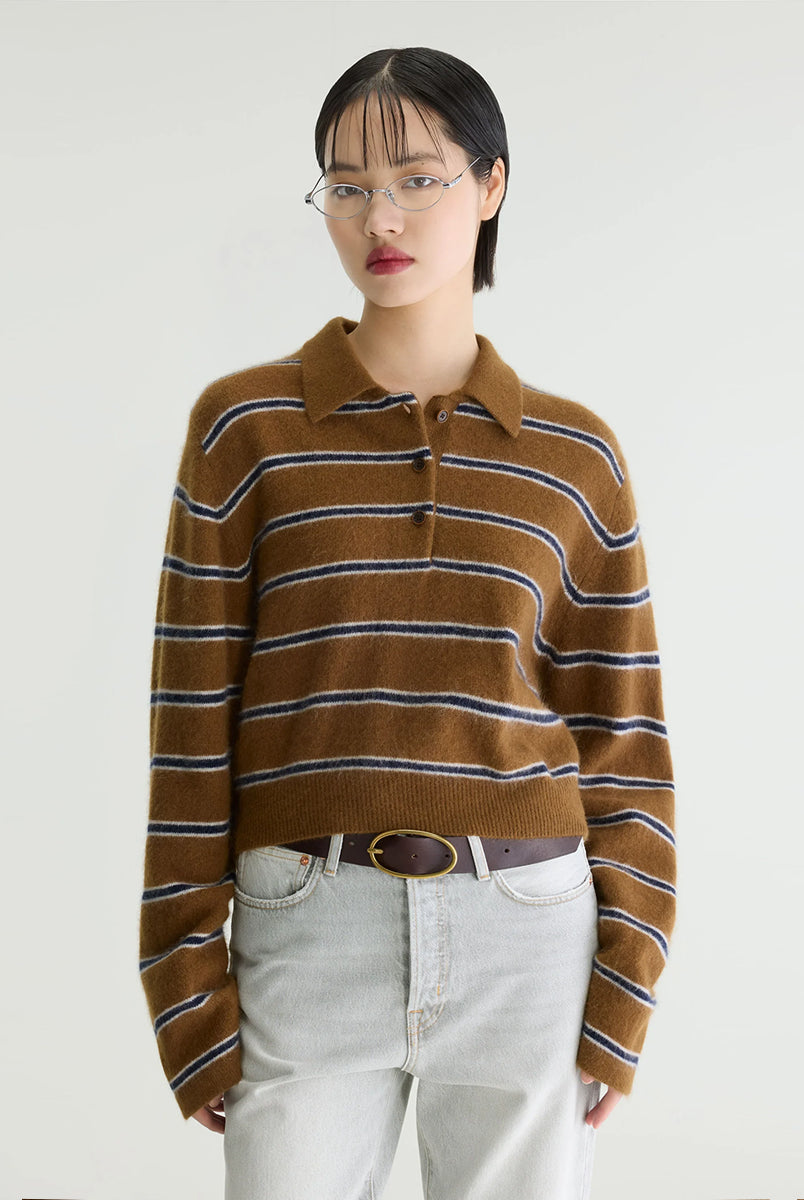 Sweter polo w paski Dussyr Polo Stripe marki Bellerose w ciepłym odcieniu camel z granatowymi i ecru pasami. Wykonany z niezwykle miękkiej przędzy z domieszką włosia jenota, o lekko puszystym wykończeniu. Ma długie rękawy i kołnierzyk typu polo z listwą guzikową. Krój regularny.
-Lekko puszysta faktura
-Kołnierzyk polo
-Zamów kardigan w swoim normalnym rozmiarze
