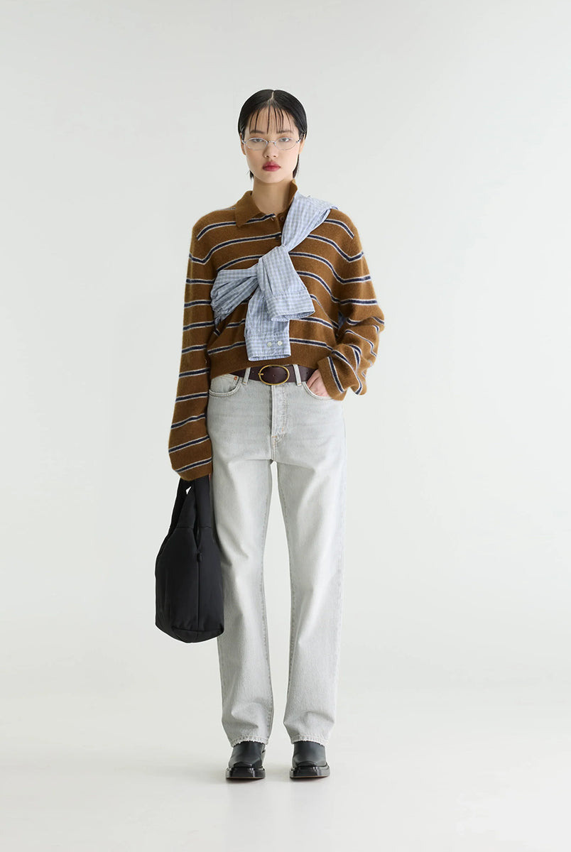 Sweter polo w paski Dussyr Polo Stripe marki Bellerose w ciepłym odcieniu camel z granatowymi i ecru pasami. Wykonany z niezwykle miękkiej przędzy z domieszką włosia jenota, o lekko puszystym wykończeniu. Ma długie rękawy i kołnierzyk typu polo z listwą guzikową. Krój regularny.
-Lekko puszysta faktura
-Kołnierzyk polo
-Zamów kardigan w swoim normalnym rozmiarze