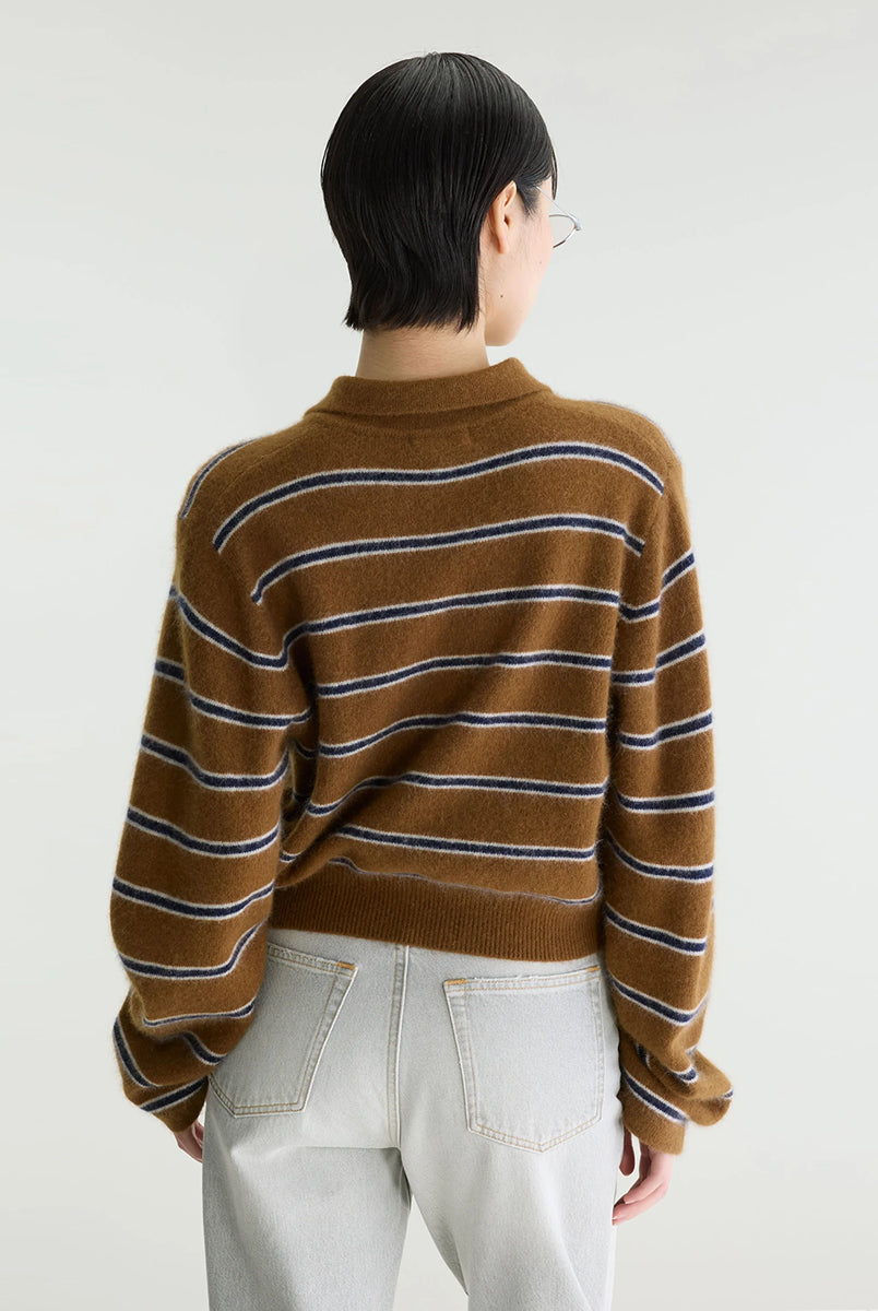 Sweter polo w paski Dussyr Polo Stripe marki Bellerose w ciepłym odcieniu camel z granatowymi i ecru pasami. Wykonany z niezwykle miękkiej przędzy z domieszką włosia jenota, o lekko puszystym wykończeniu. Ma długie rękawy i kołnierzyk typu polo z listwą guzikową. Krój regularny.
-Lekko puszysta faktura
-Kołnierzyk polo
-Zamów kardigan w swoim normalnym rozmiarze
