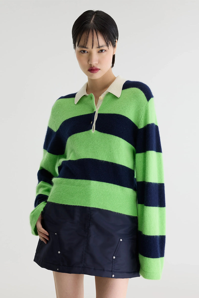 Sweter polo w paski Dusto Polo Stripe marki Bellerose w neonowo-zielonym i granatowym kolorze. Wykonany z niezwykle miękkiej przędzy z domieszką szopa pracza, o lekko mechatym wykończeniu. Ma długie rękawy i kołnierzyk typu polo z listwą guzikową w kontrastowym, kremowym odcieniu. Krój regularny.
-Lekko puszysta faktura
-Kołnierzyk polo
-Zamów sweter w swoim normalnym rozmiarze