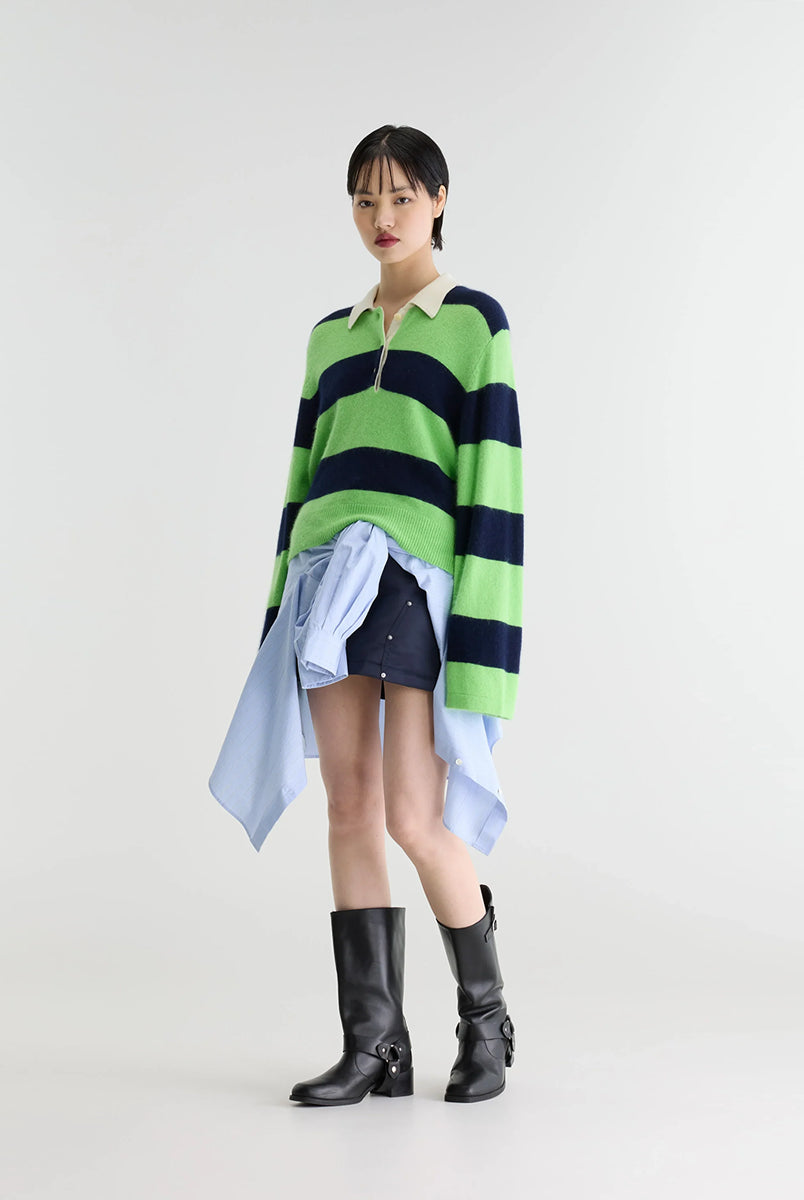 Sweter polo w paski Dusto Polo Stripe marki Bellerose w neonowo-zielonym i granatowym kolorze. Wykonany z niezwykle miękkiej przędzy z domieszką szopa pracza, o lekko mechatym wykończeniu. Ma długie rękawy i kołnierzyk typu polo z listwą guzikową w kontrastowym, kremowym odcieniu. Krój regularny.
-Lekko puszysta faktura
-Kołnierzyk polo
-Zamów sweter w swoim normalnym rozmiarze