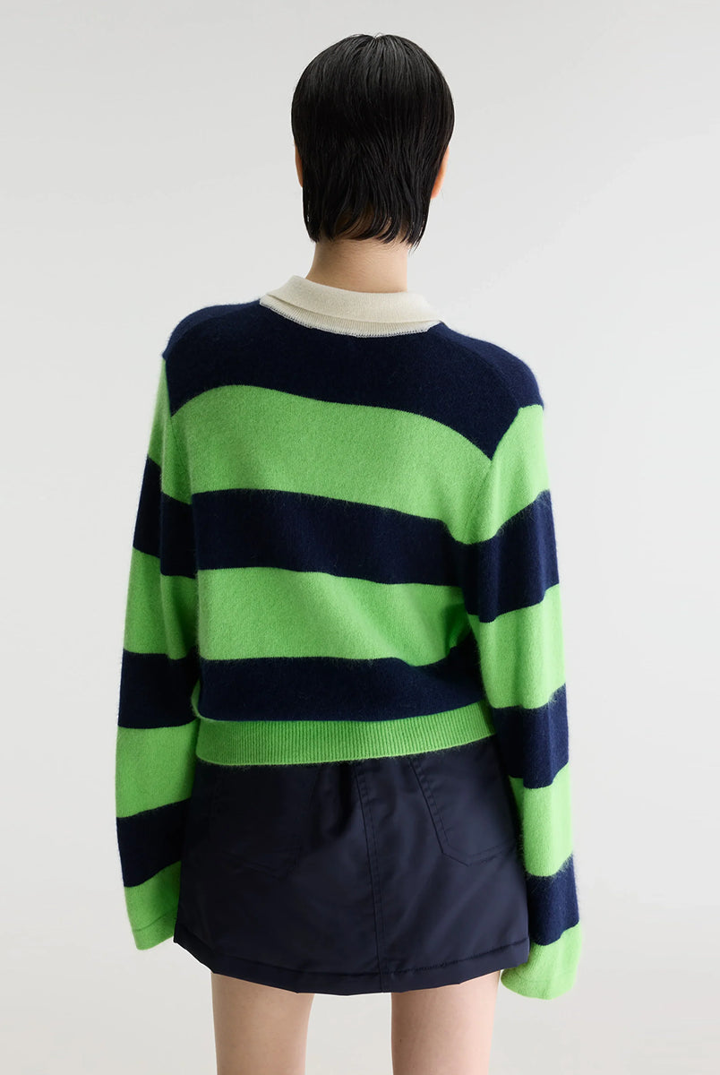 Sweter polo w paski Dusto Polo Stripe marki Bellerose w neonowo-zielonym i granatowym kolorze. Wykonany z niezwykle miękkiej przędzy z domieszką szopa pracza, o lekko mechatym wykończeniu. Ma długie rękawy i kołnierzyk typu polo z listwą guzikową w kontrastowym, kremowym odcieniu. Krój regularny.
-Lekko puszysta faktura
-Kołnierzyk polo
-Zamów sweter w swoim normalnym rozmiarze