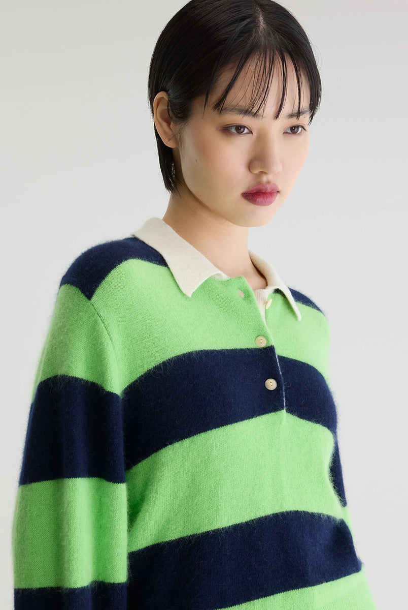 Sweter polo w paski Dusto Polo Stripe marki Bellerose w neonowo-zielonym i granatowym kolorze. Wykonany z niezwykle miękkiej przędzy z domieszką szopa pracza, o lekko mechatym wykończeniu. Ma długie rękawy i kołnierzyk typu polo z listwą guzikową w kontrastowym, kremowym odcieniu. Krój regularny.
-Lekko puszysta faktura
-Kołnierzyk polo
-Zamów sweter w swoim normalnym rozmiarze