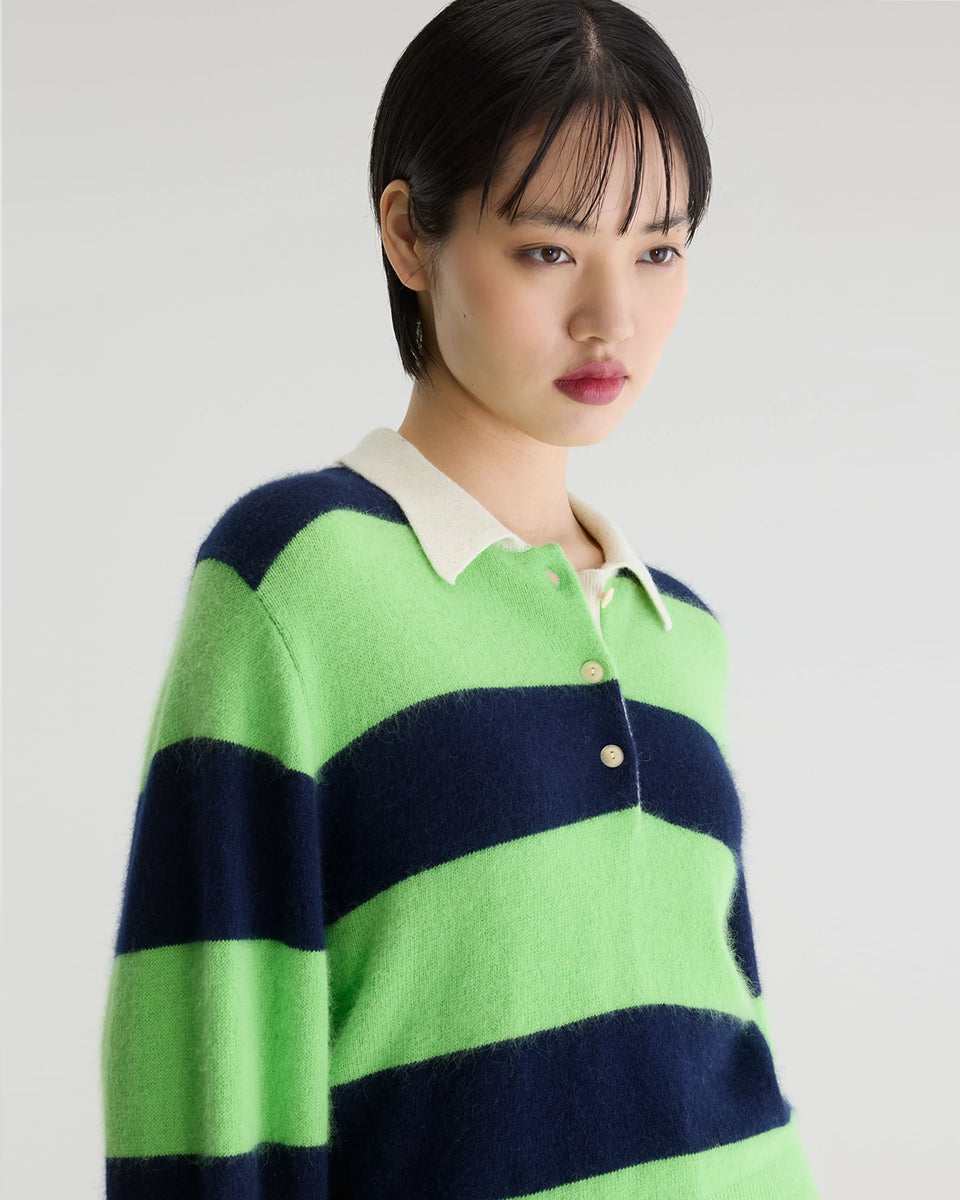 Sweter polo w paski Dusto Polo Stripe marki Bellerose w neonowo-zielonym i granatowym kolorze. Wykonany z niezwykle miękkiej przędzy z domieszką szopa pracza, o lekko mechatym wykończeniu. Ma długie rękawy i kołnierzyk typu polo z listwą guzikową w kontrastowym, kremowym odcieniu. Krój regularny.
-Lekko puszysta faktura
-Kołnierzyk polo
-Zamów sweter w swoim normalnym rozmiarze