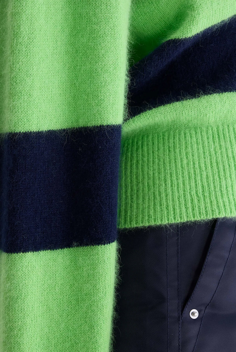 Sweter polo w paski Dusto Polo Stripe marki Bellerose w neonowo-zielonym i granatowym kolorze. Wykonany z niezwykle miękkiej przędzy z domieszką szopa pracza, o lekko mechatym wykończeniu. Ma długie rękawy i kołnierzyk typu polo z listwą guzikową w kontrastowym, kremowym odcieniu. Krój regularny.
-Lekko puszysta faktura
-Kołnierzyk polo
-Zamów sweter w swoim normalnym rozmiarze