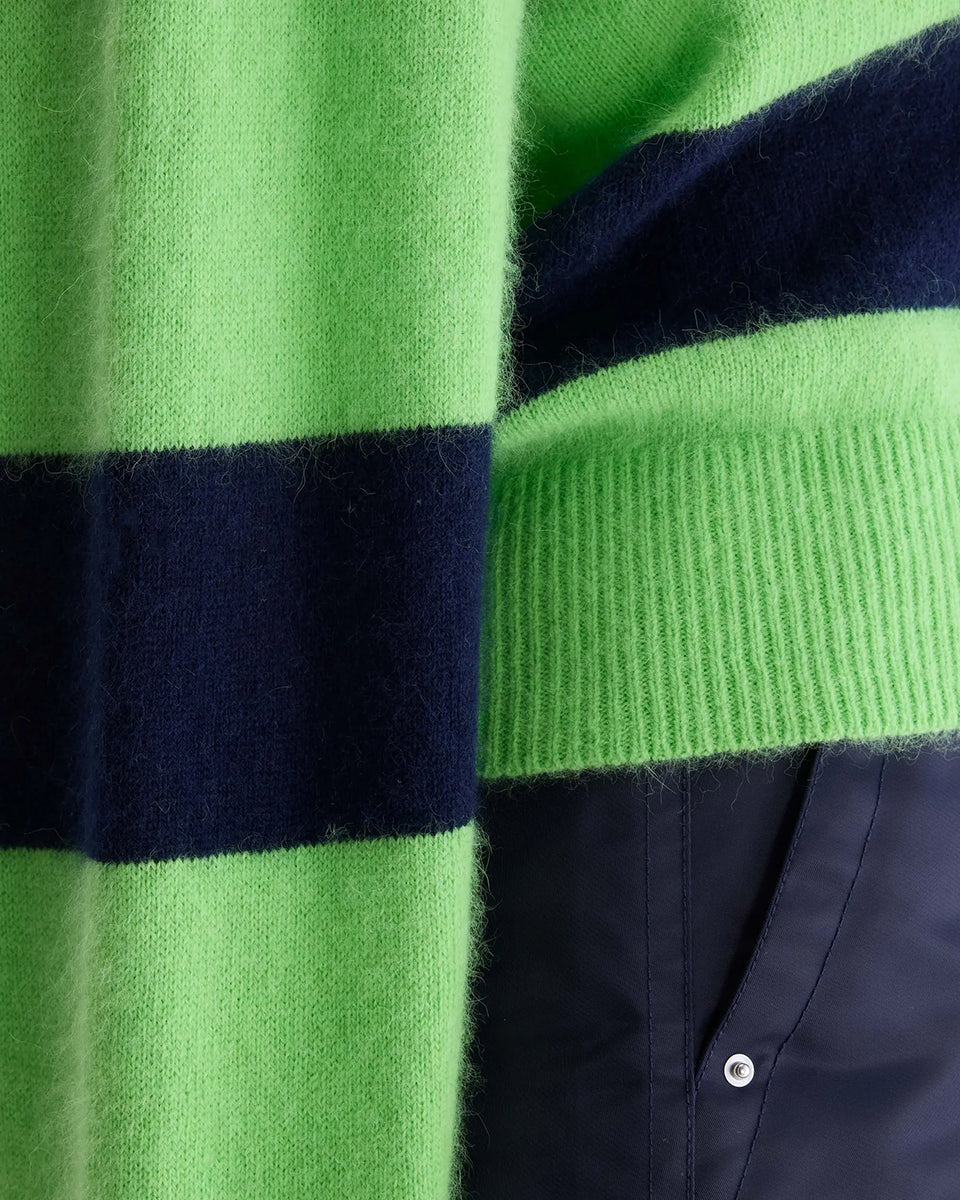 Sweter polo w paski Dusto Polo Stripe marki Bellerose w neonowo-zielonym i granatowym kolorze. Wykonany z niezwykle miękkiej przędzy z domieszką szopa pracza, o lekko mechatym wykończeniu. Ma długie rękawy i kołnierzyk typu polo z listwą guzikową w kontrastowym, kremowym odcieniu. Krój regularny.
-Lekko puszysta faktura
-Kołnierzyk polo
-Zamów sweter w swoim normalnym rozmiarze