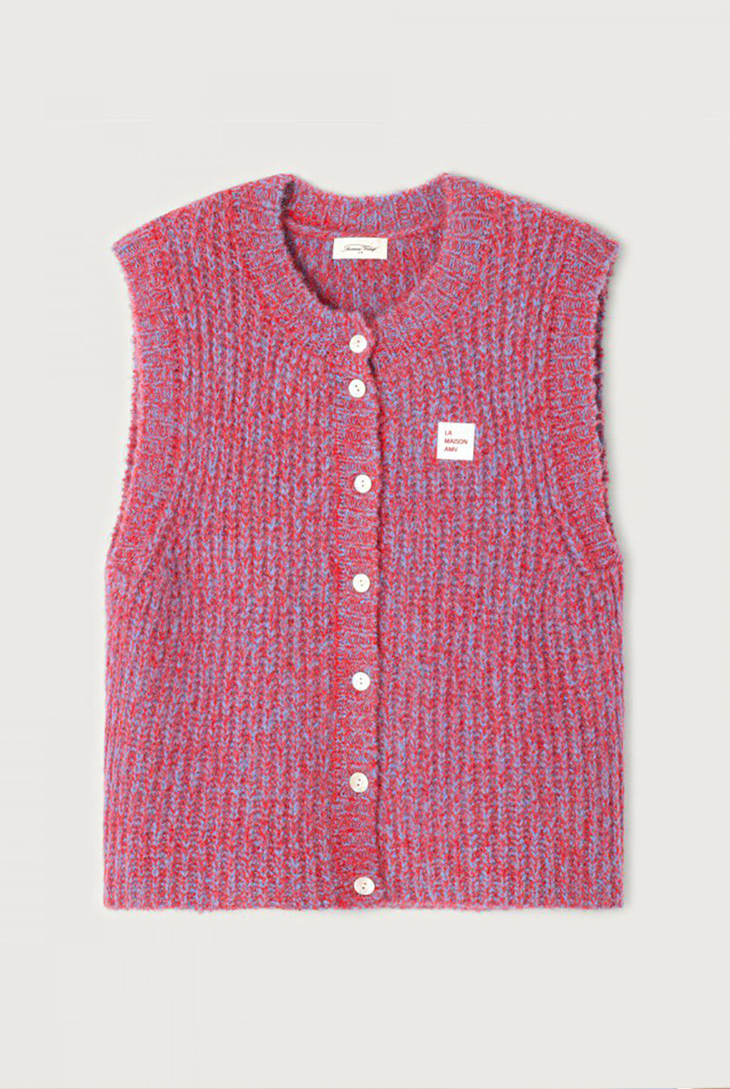 Krótki kardigan EAST19 Chili Red marki American Vintage bez rękawów, z okrągłym dekoltem i zapięciem na guziki. Posiada naszywkę z logo na piersi. Wyjątkowości i nowoczesności dodaje mu efekt uzyskany przez połączenie dwóch kontrastujących nici. Wykonany z puszystej dzianiny z alpaką i wełną. Niezbędny sweter, który można nosić samodzielnie lub na golf. 