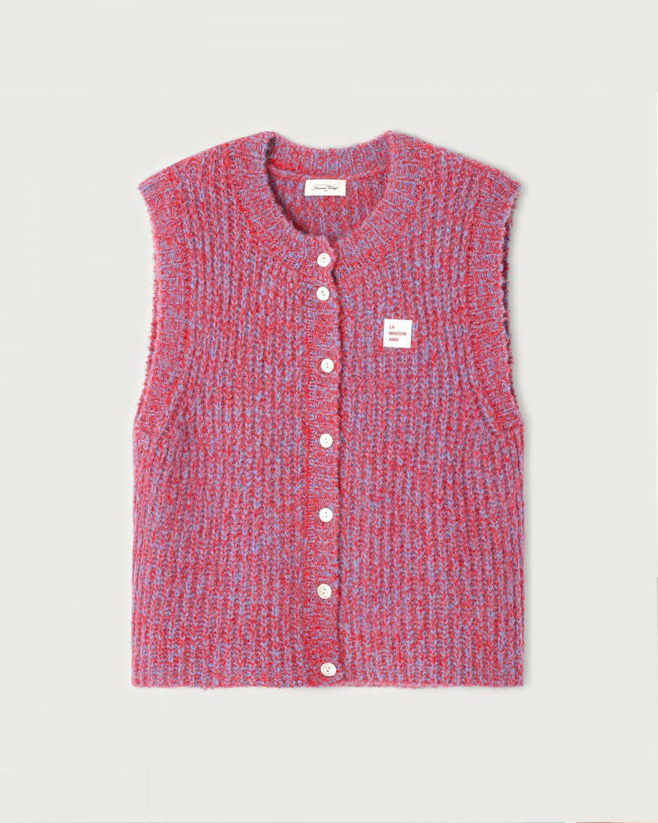 Krótki kardigan EAST19 Chili Red marki American Vintage bez rękawów, z okrągłym dekoltem i zapięciem na guziki. Posiada naszywkę z logo na piersi. Wyjątkowości i nowoczesności dodaje mu efekt uzyskany przez połączenie dwóch kontrastujących nici. Wykonany z puszystej dzianiny z alpaką i wełną. Niezbędny sweter, który można nosić samodzielnie lub na golf. 