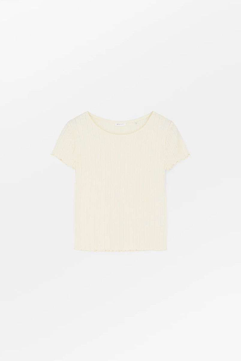 Cienki t-shirt o przylegającym fasonie Edie SKALL. Posiada okrągły dekolt i wąskie, krótkie rękawy. Wykonany z miękkiej, bawełnianej tkaniny z delikatnym, ażurowym wzorem. U dołu i przy rękawkach wykończony falbanką.
-Przylegający fason
-100% bawełna organiczna
-Zamów t-shirt w swoim normalnym rozmiarze