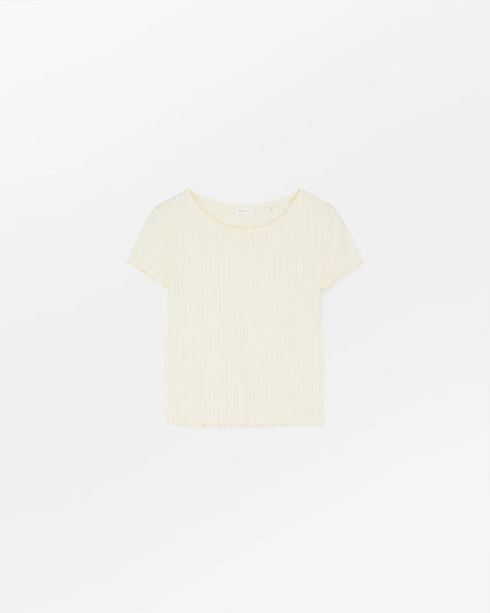 Cienki t-shirt o przylegającym fasonie Edie SKALL. Posiada okrągły dekolt i wąskie, krótkie rękawy. Wykonany z miękkiej, bawełnianej tkaniny z delikatnym, ażurowym wzorem. U dołu i przy rękawkach wykończony falbanką.
-Przylegający fason
-100% bawełna organiczna
-Zamów t-shirt w swoim normalnym rozmiarze